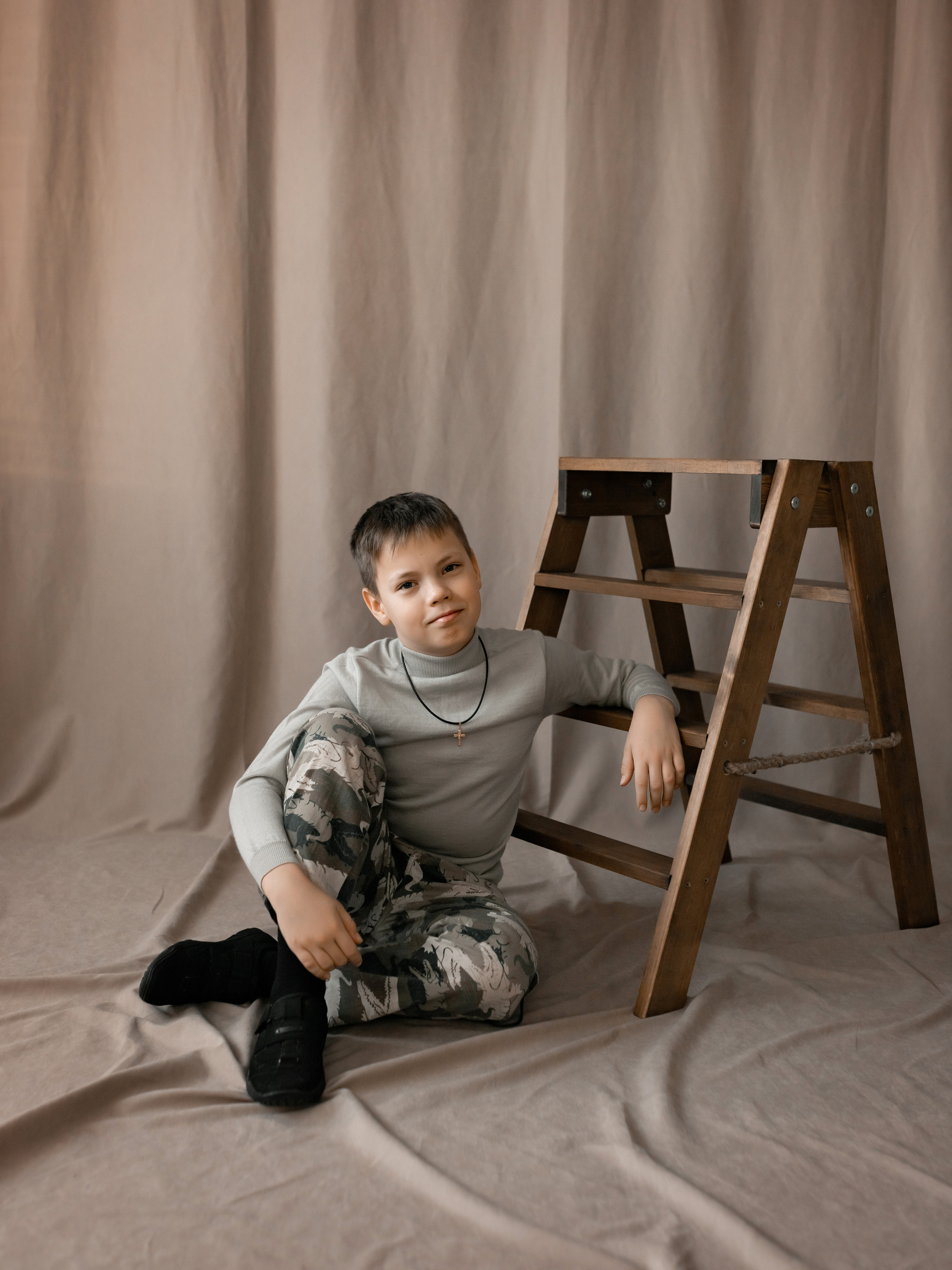 Бежевый фон в моей студии. Январь 2023 г. Фотограф Пермь. Свадьбы. Семья и дети, школа, д. сад. Фотокниги