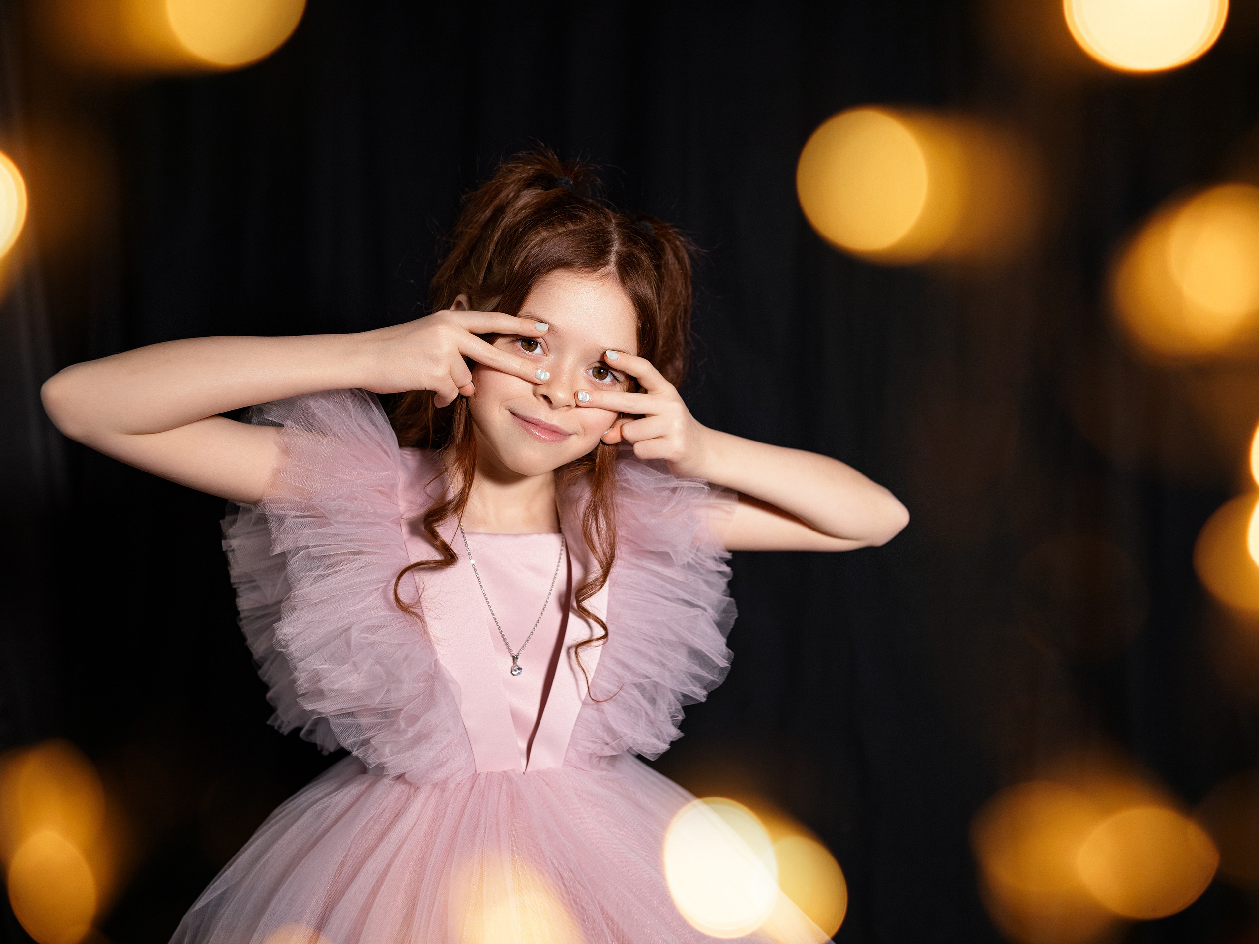 портрет девочки в огоньках