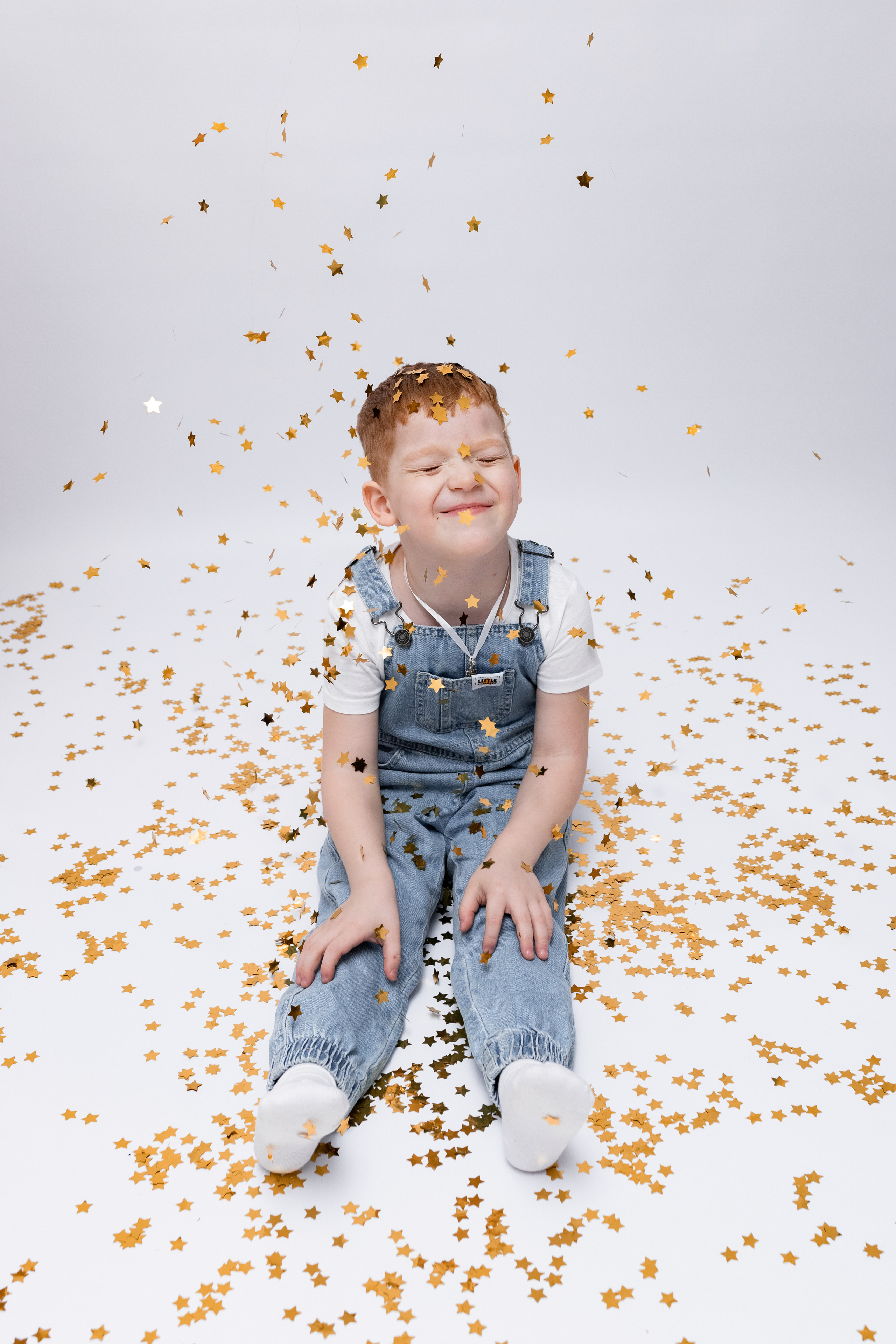 ребенок бросает конфетти