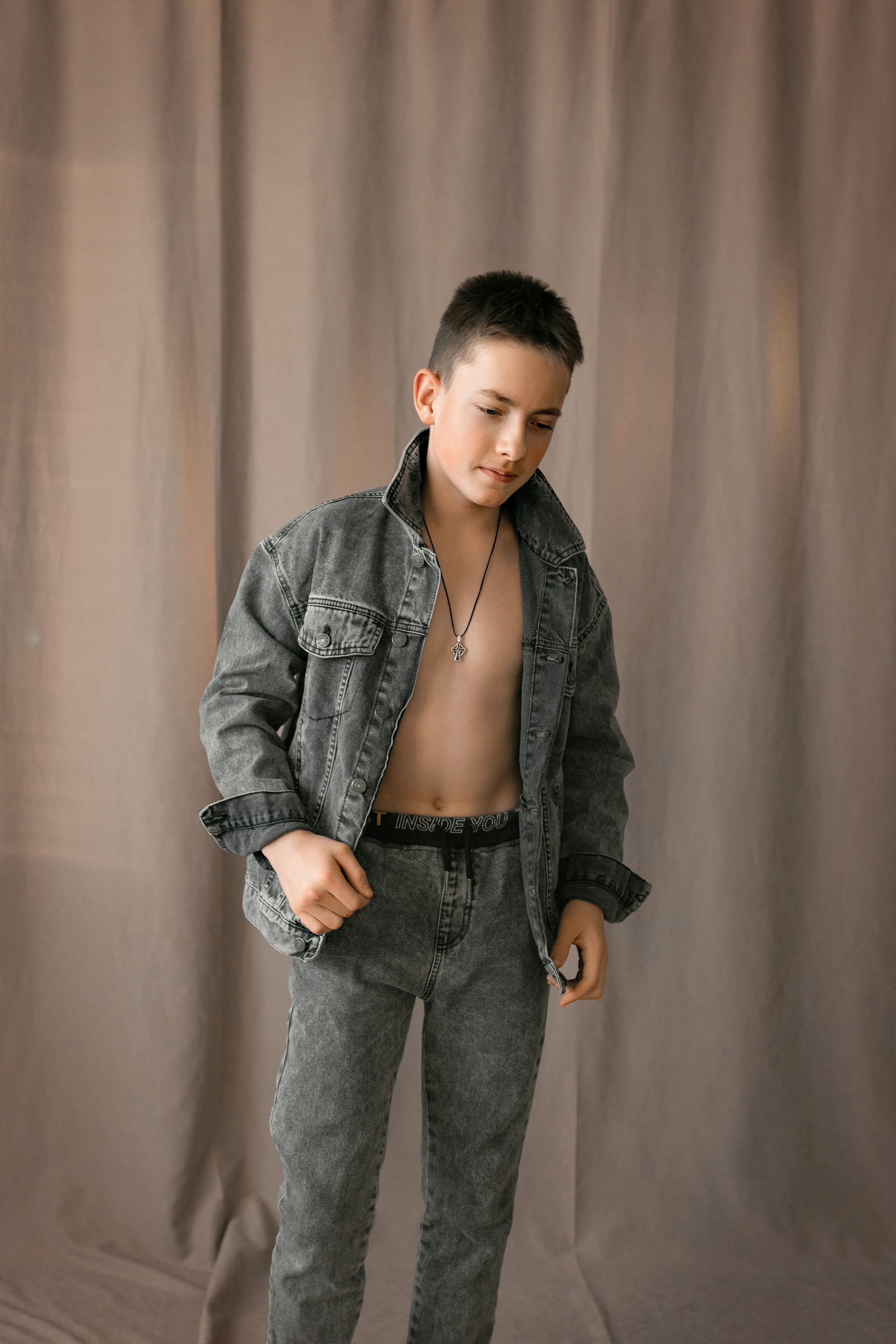 Бежевый фон в моей студии. Январь 2023 г. Фотограф Пермь. Свадьбы. Семья и дети, школа, д. сад. Фотокниги