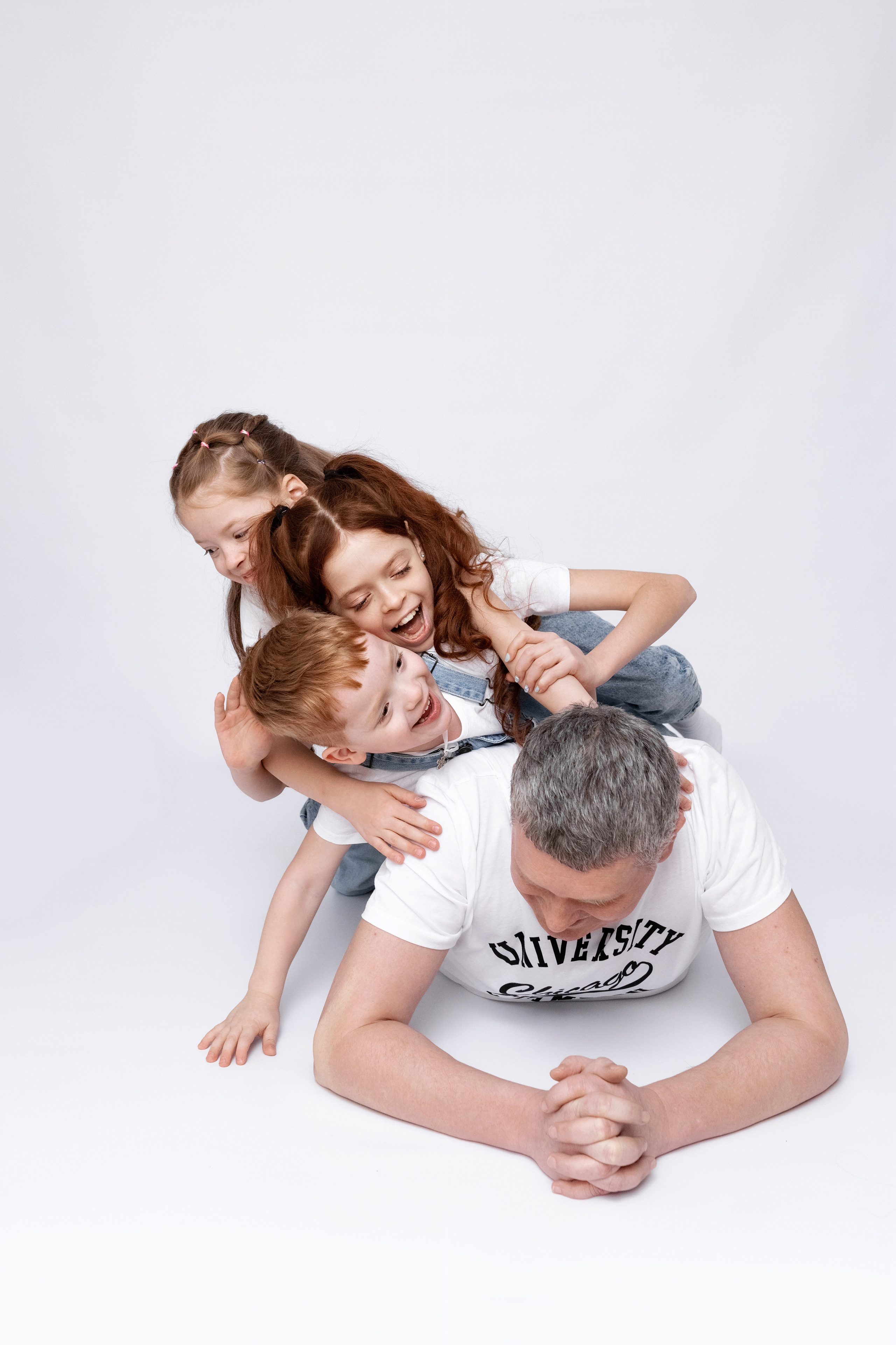 папа балуется с детьми