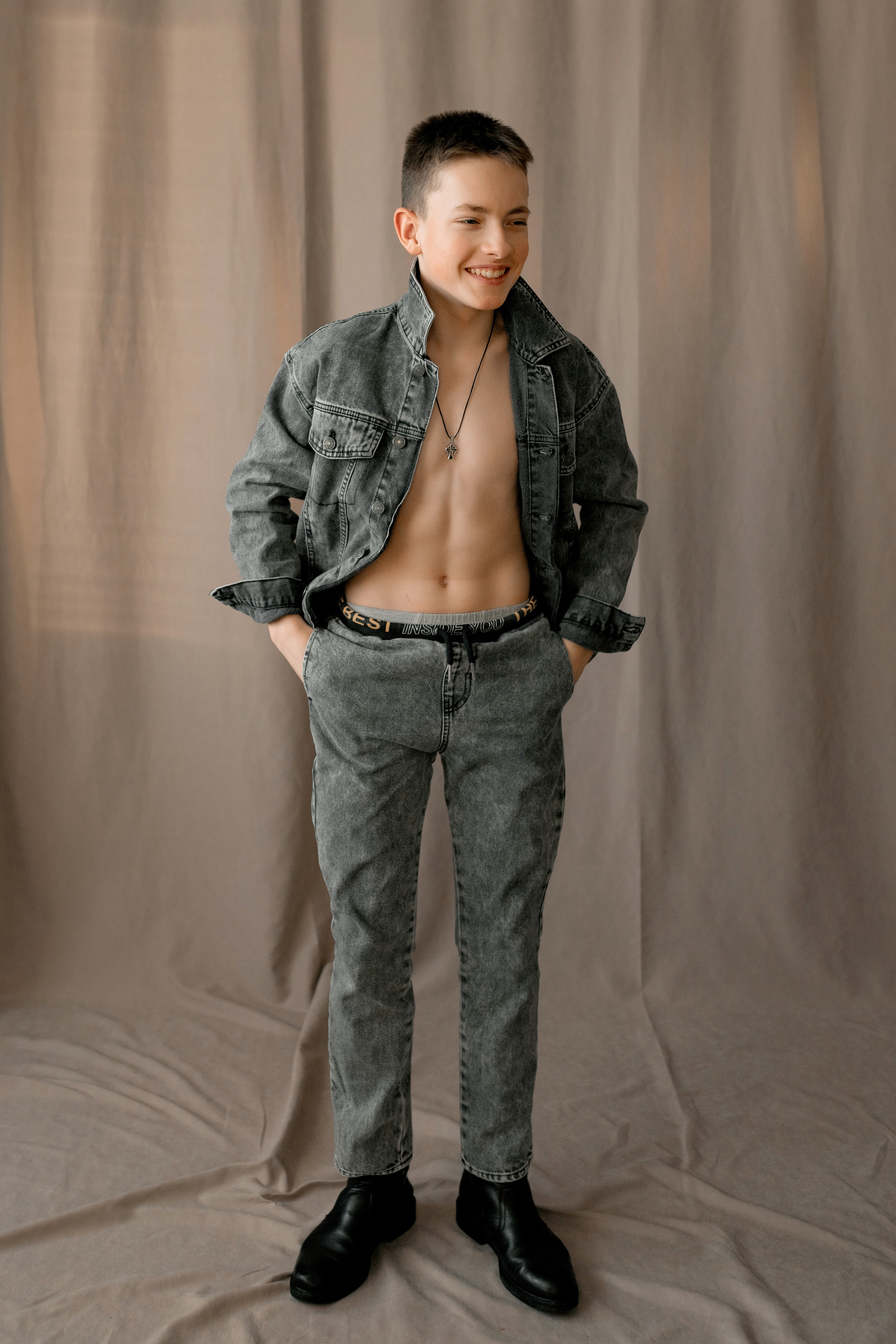 Бежевый фон в моей студии. Январь 2023 г. Фотограф Пермь. Свадьбы. Семья и дети, школа, д. сад. Фотокниги