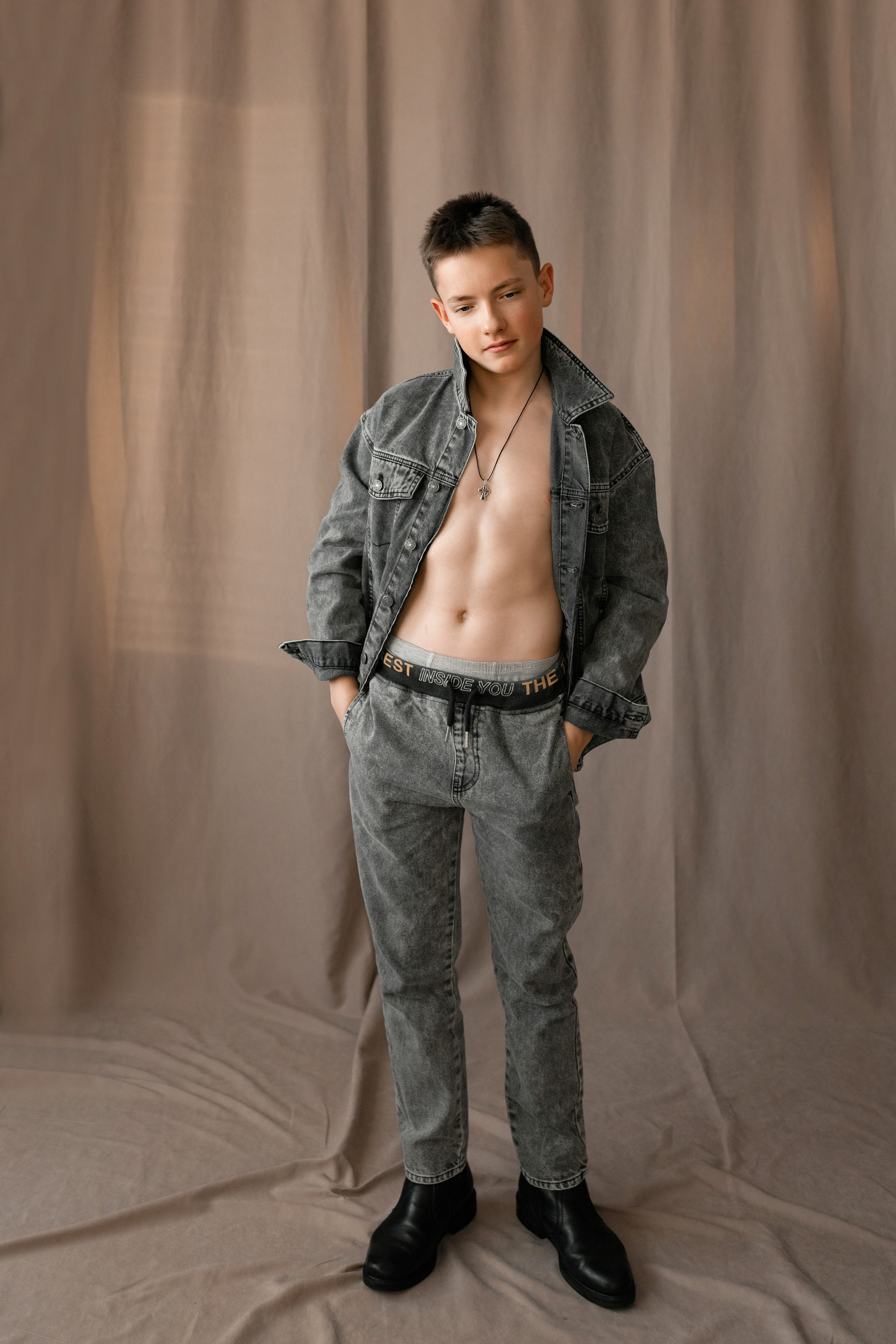 Бежевый фон в моей студии. Январь 2023 г. Фотограф Пермь. Свадьбы. Семья и дети, школа, д. сад. Фотокниги