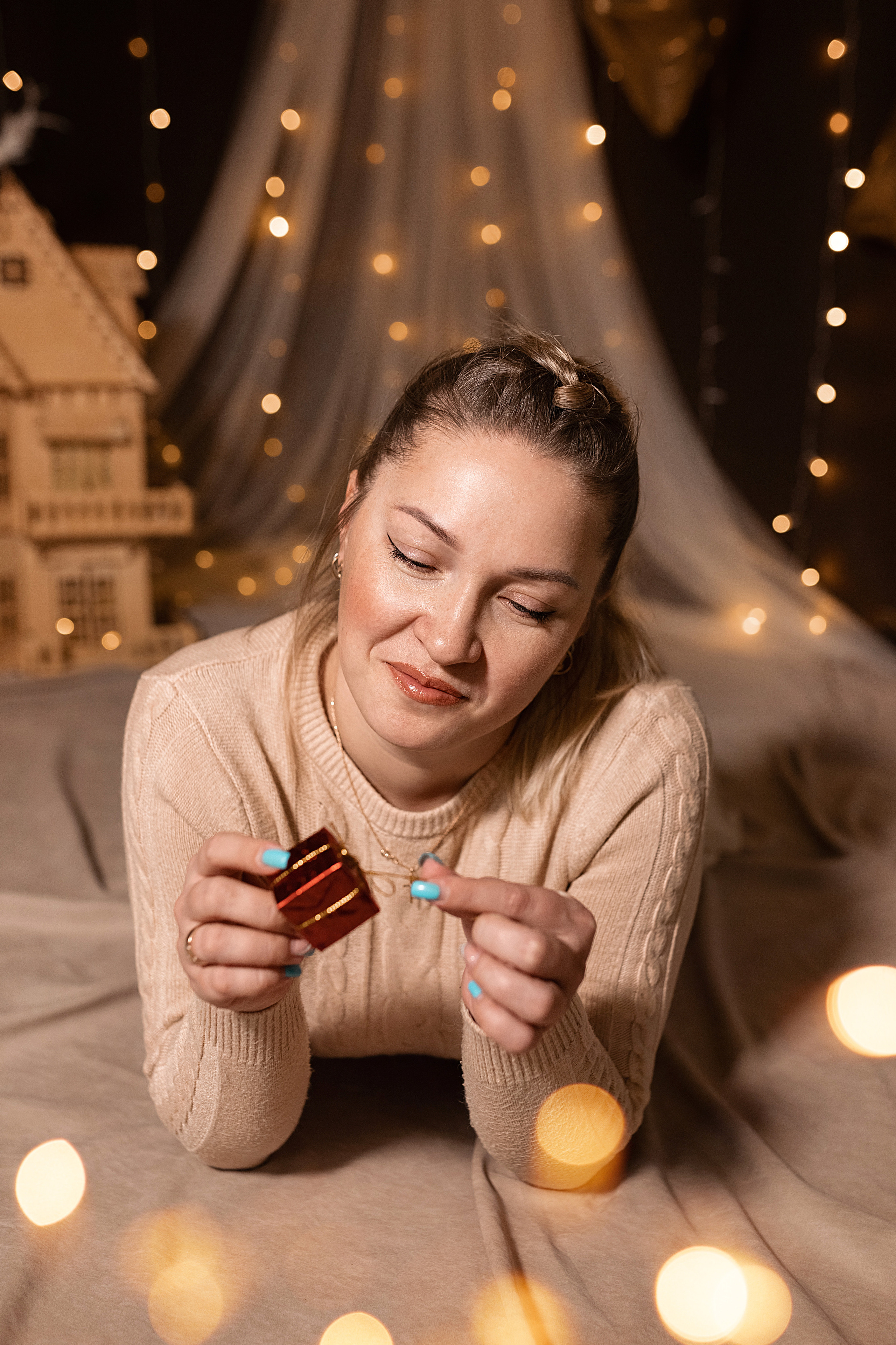 девушка получила подарок