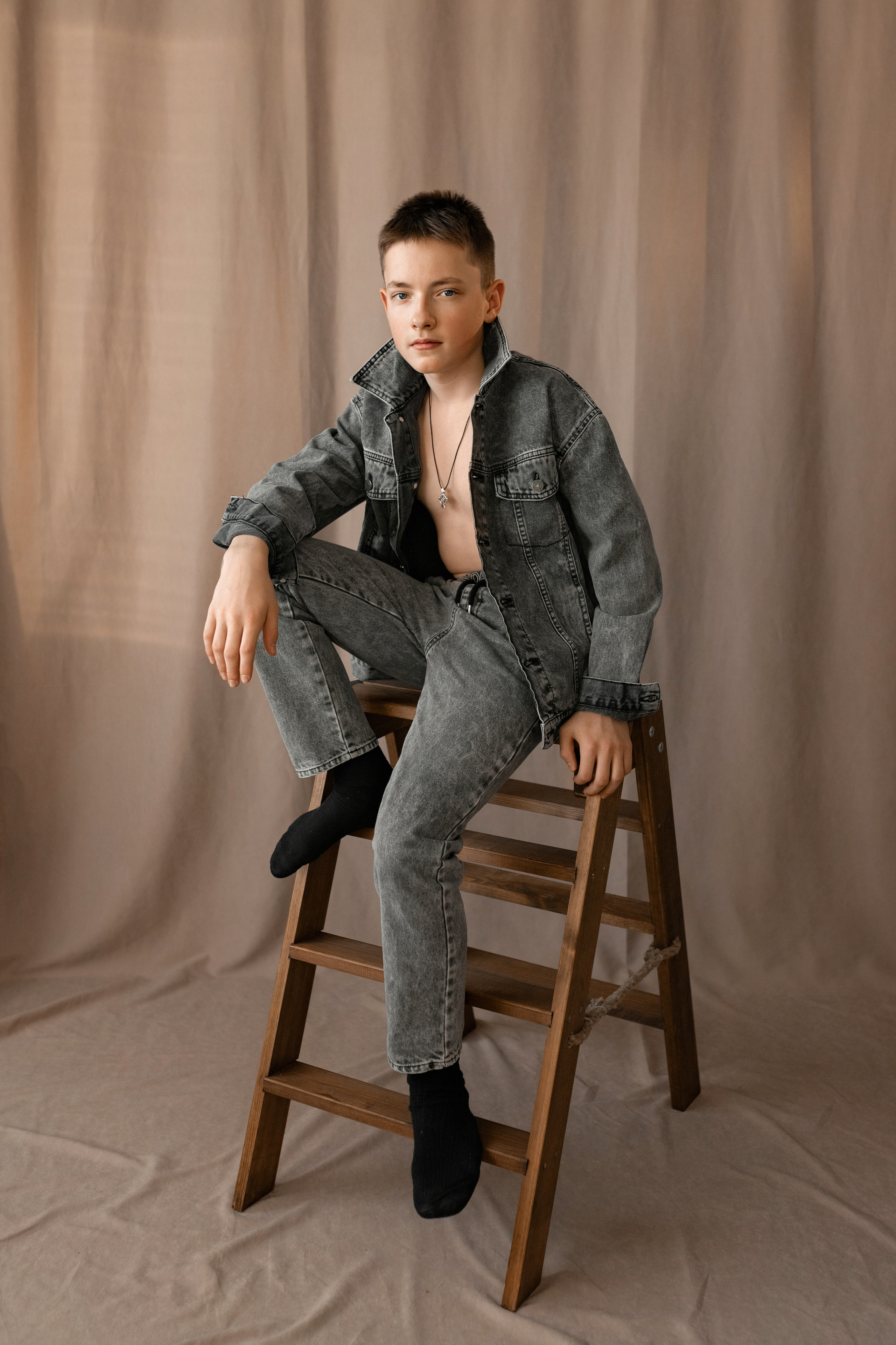 Бежевый фон в моей студии. Январь 2023 г. Фотограф Пермь. Свадьбы. Семья и дети, школа, д. сад. Фотокниги