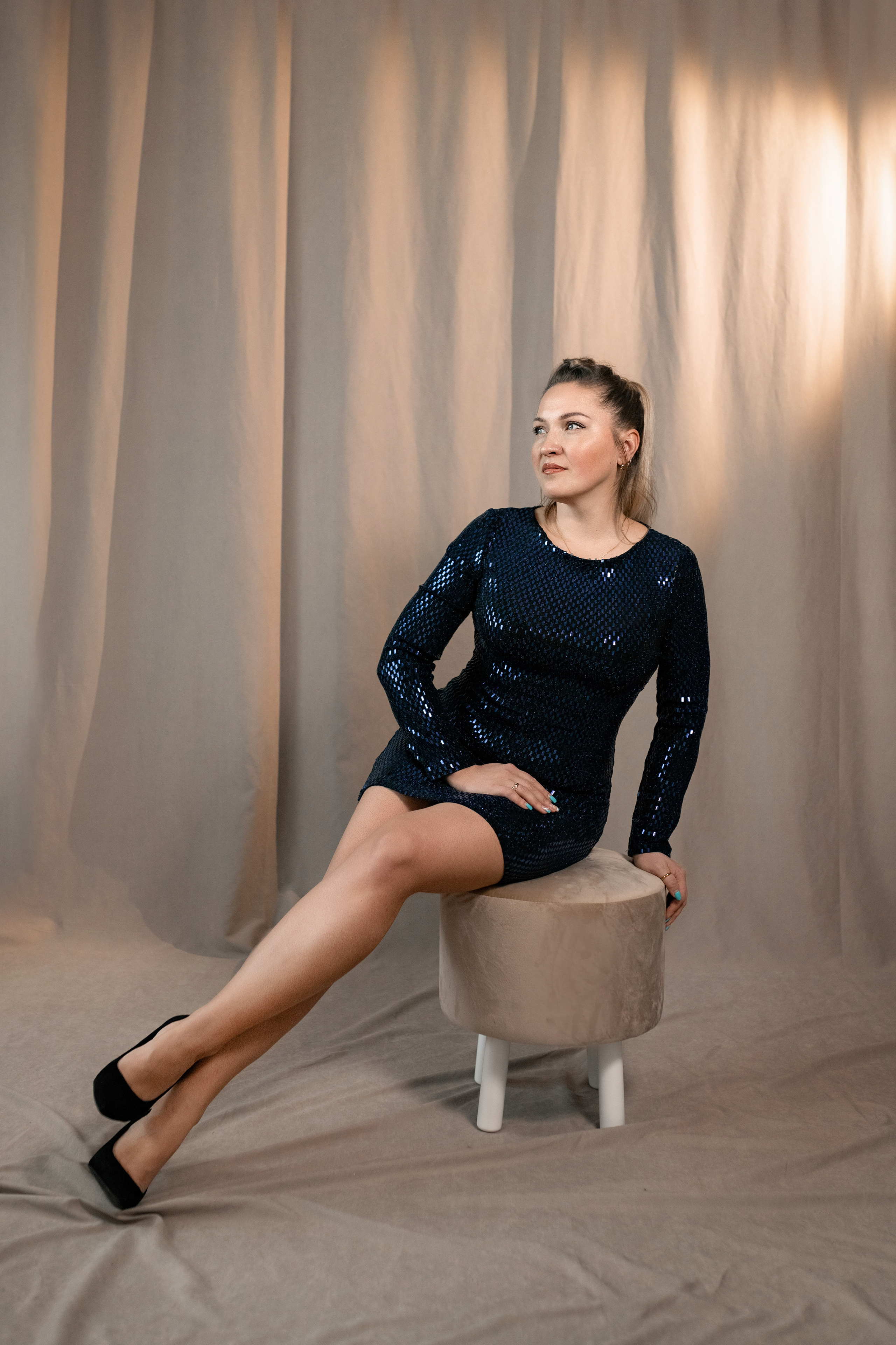 девушка на бежевом фоне