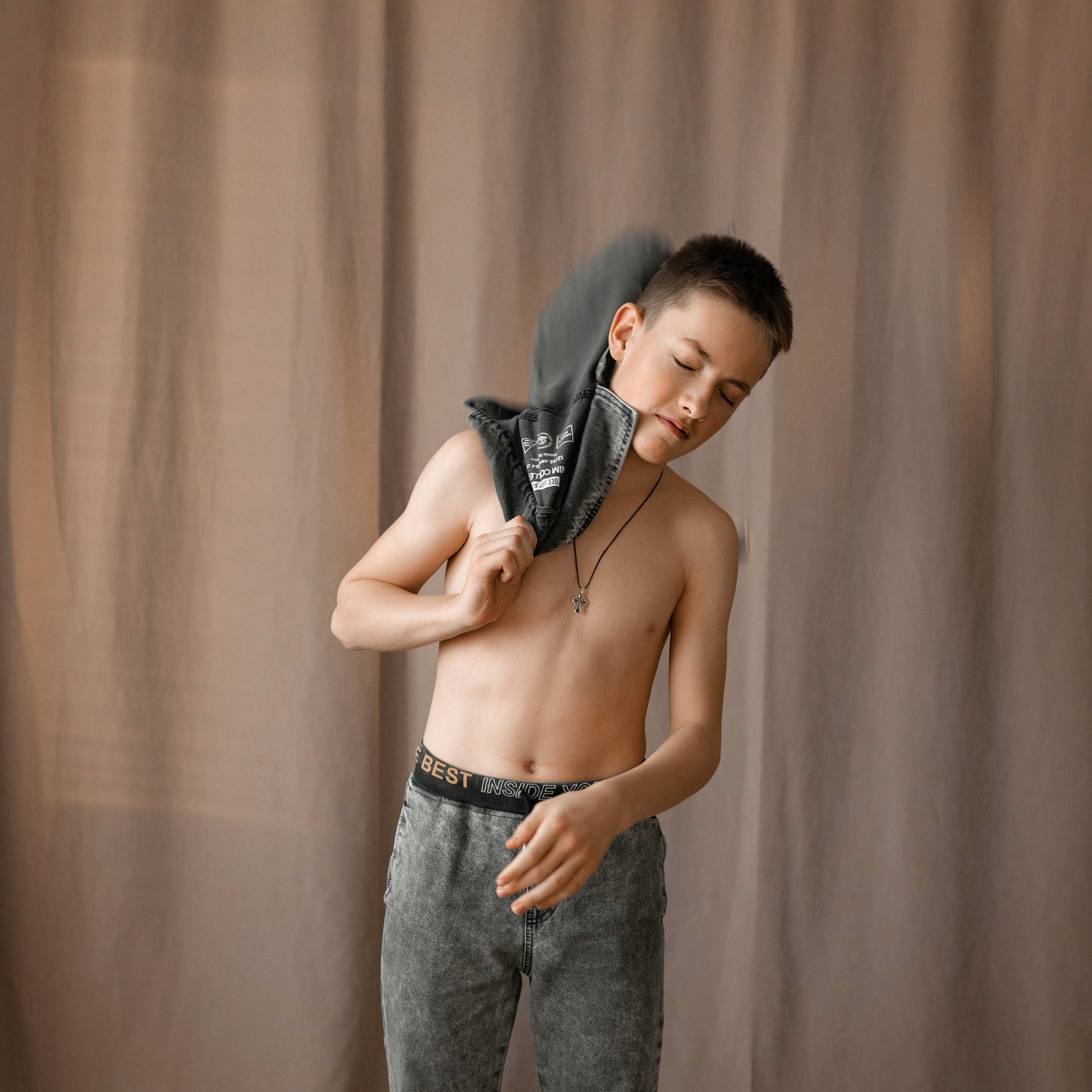 Бежевый фон в моей студии. Январь 2023 г. Фотограф Пермь. Свадьбы. Семья и дети, школа, д. сад. Фотокниги