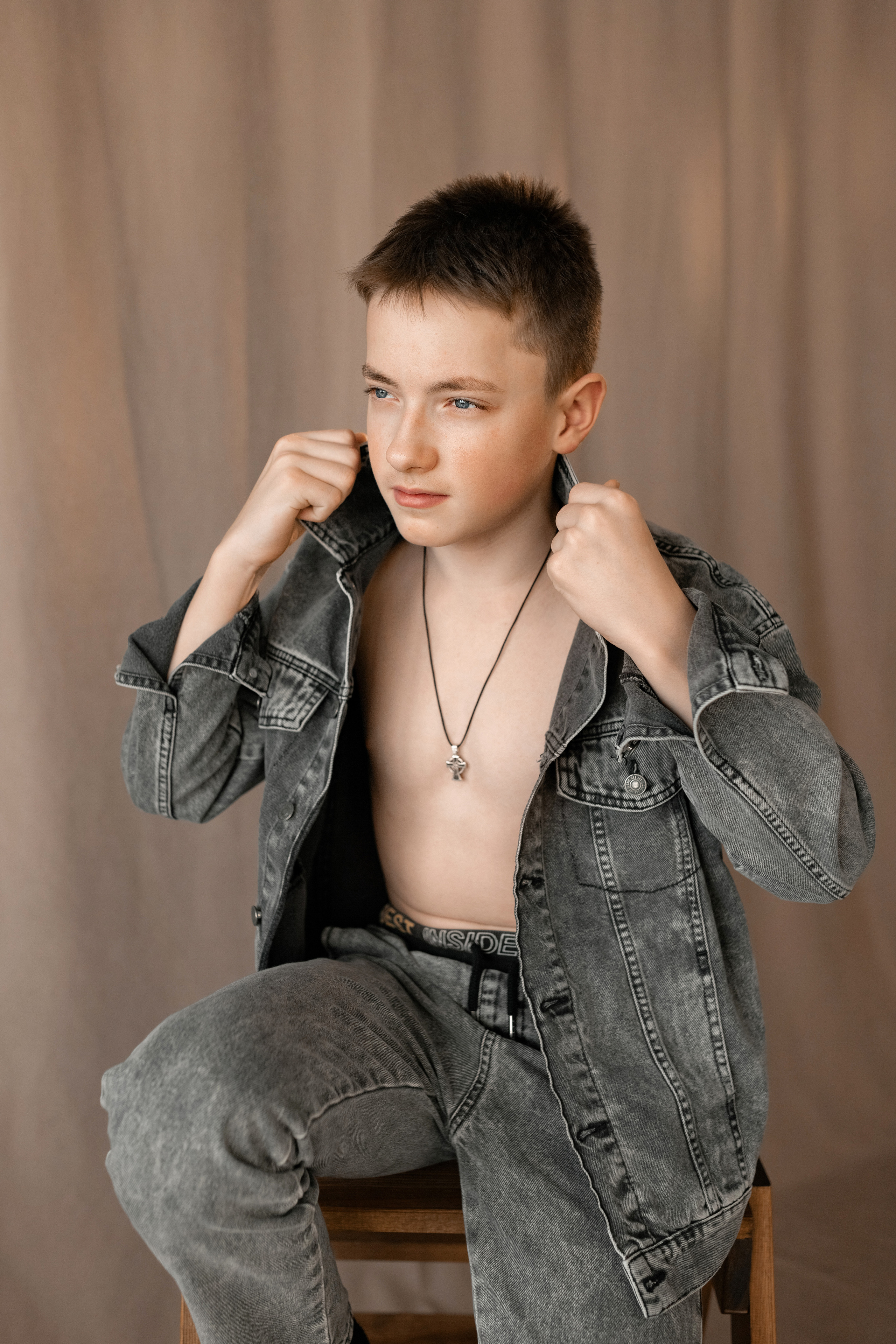 Бежевый фон в моей студии. Январь 2023 г. Фотограф Пермь. Свадьбы. Семья и дети, школа, д. сад. Фотокниги