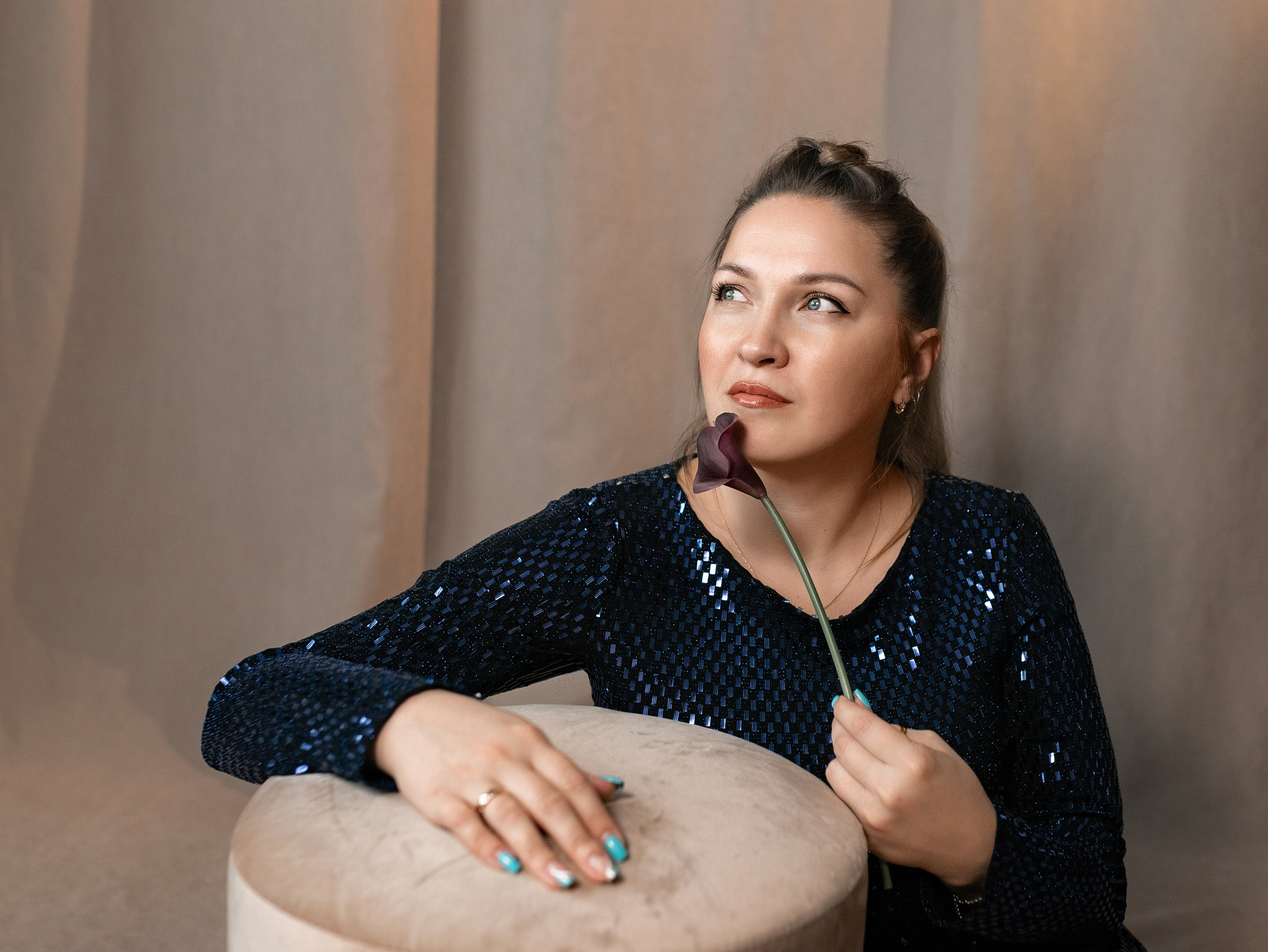 Бежевый фон в моей студии. Январь 2023 г. Фотограф Пермь. Свадьбы. Семья и дети, школа, д. сад. Фотокниги