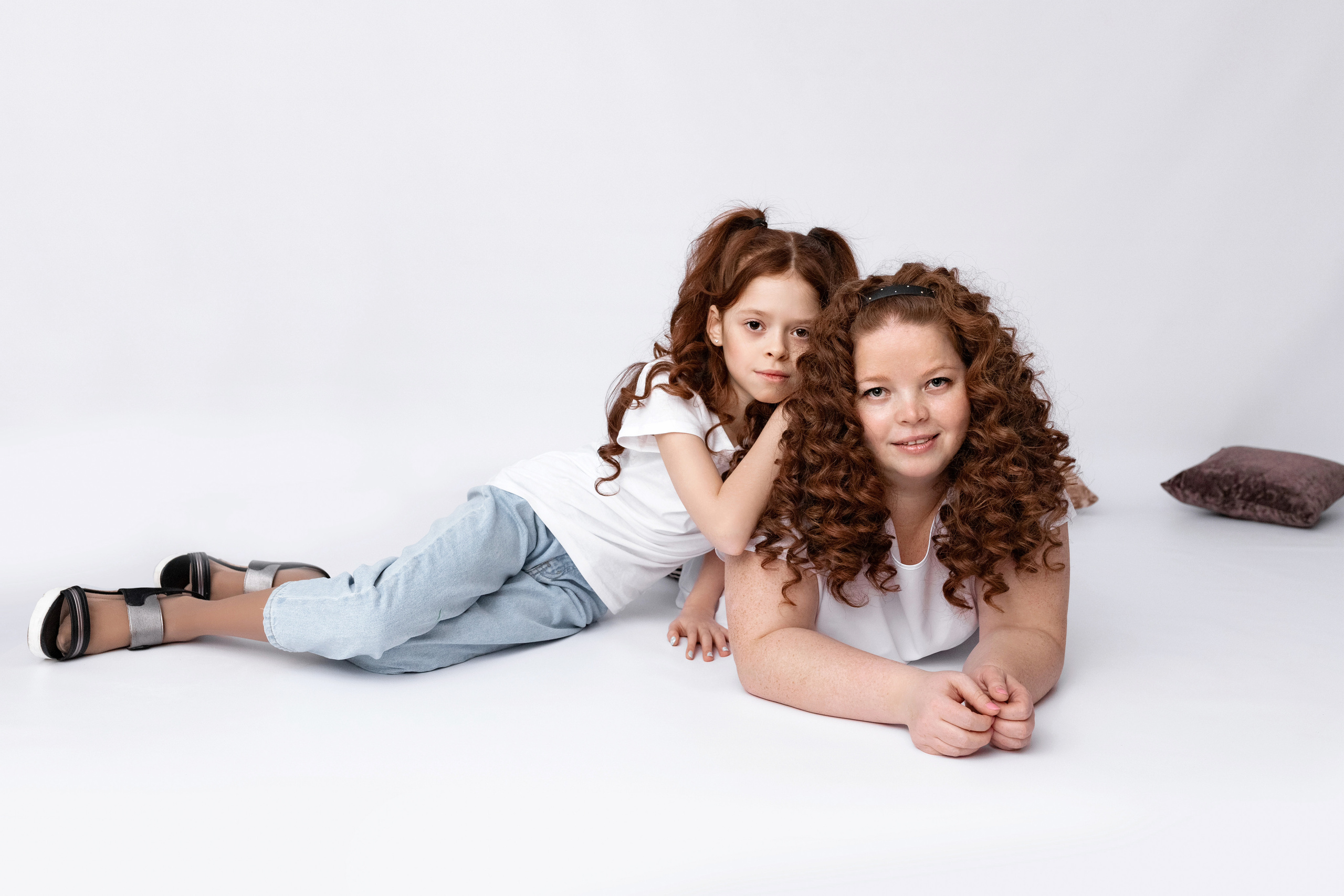 мама с дочкой на белом фоне