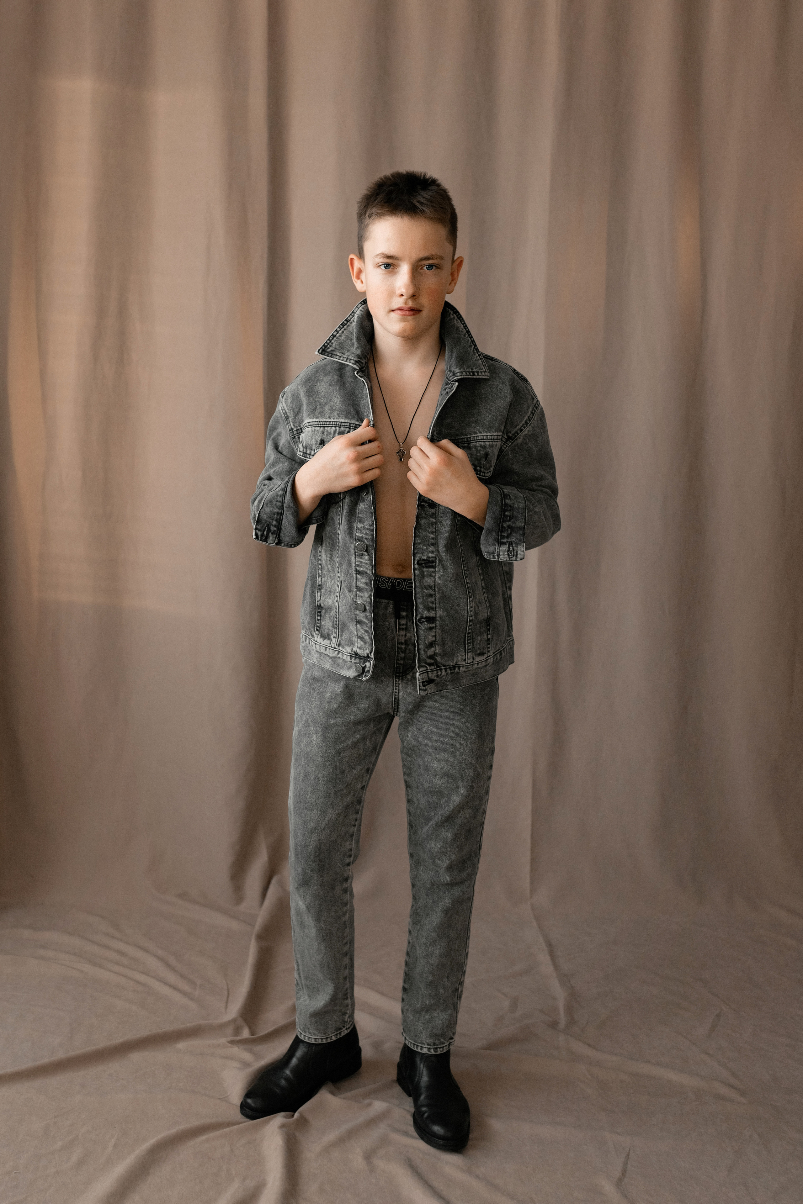 Бежевый фон в моей студии. Январь 2023 г. Фотограф Пермь. Свадьбы. Семья и дети, школа, д. сад. Фотокниги