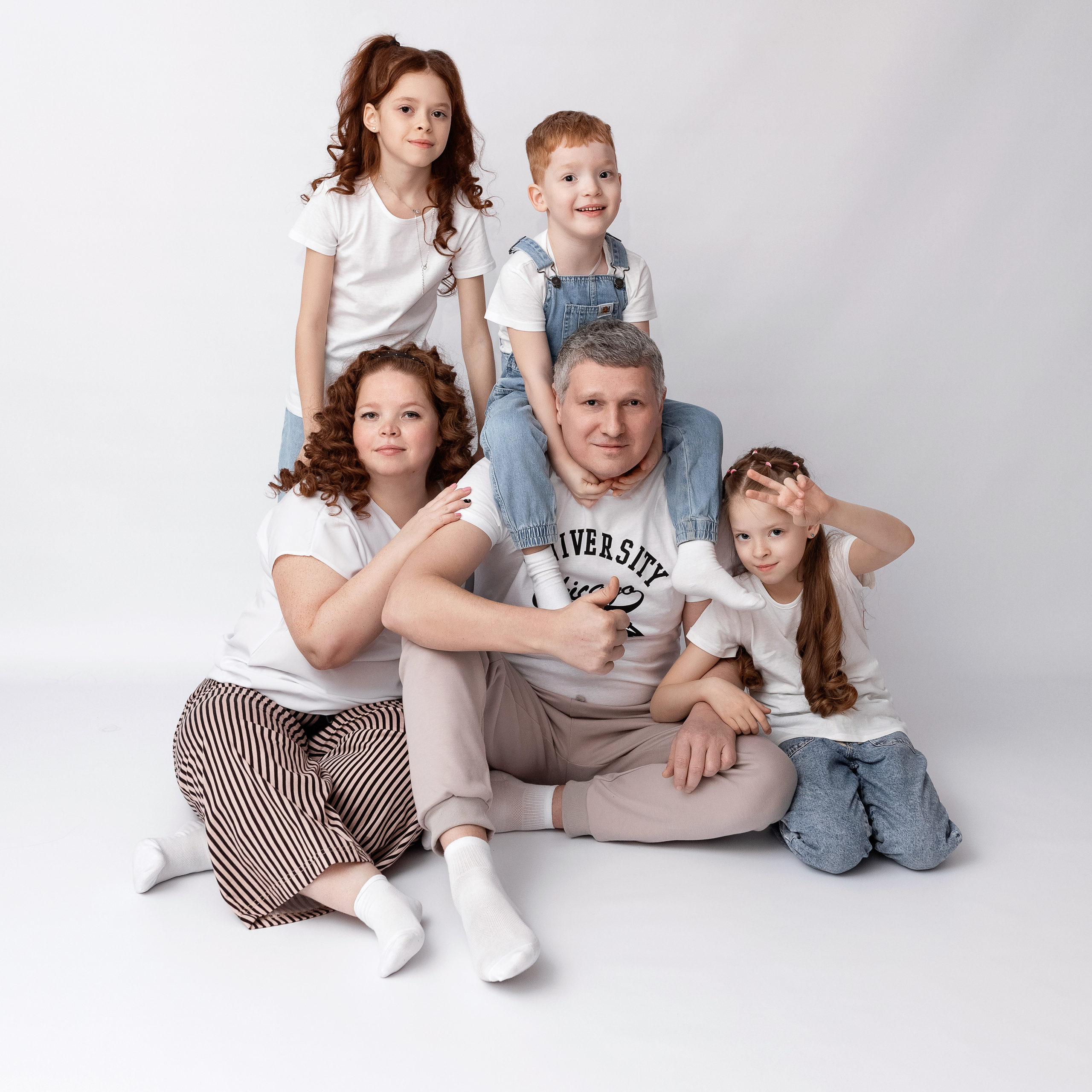 семейное фото на белом фоне