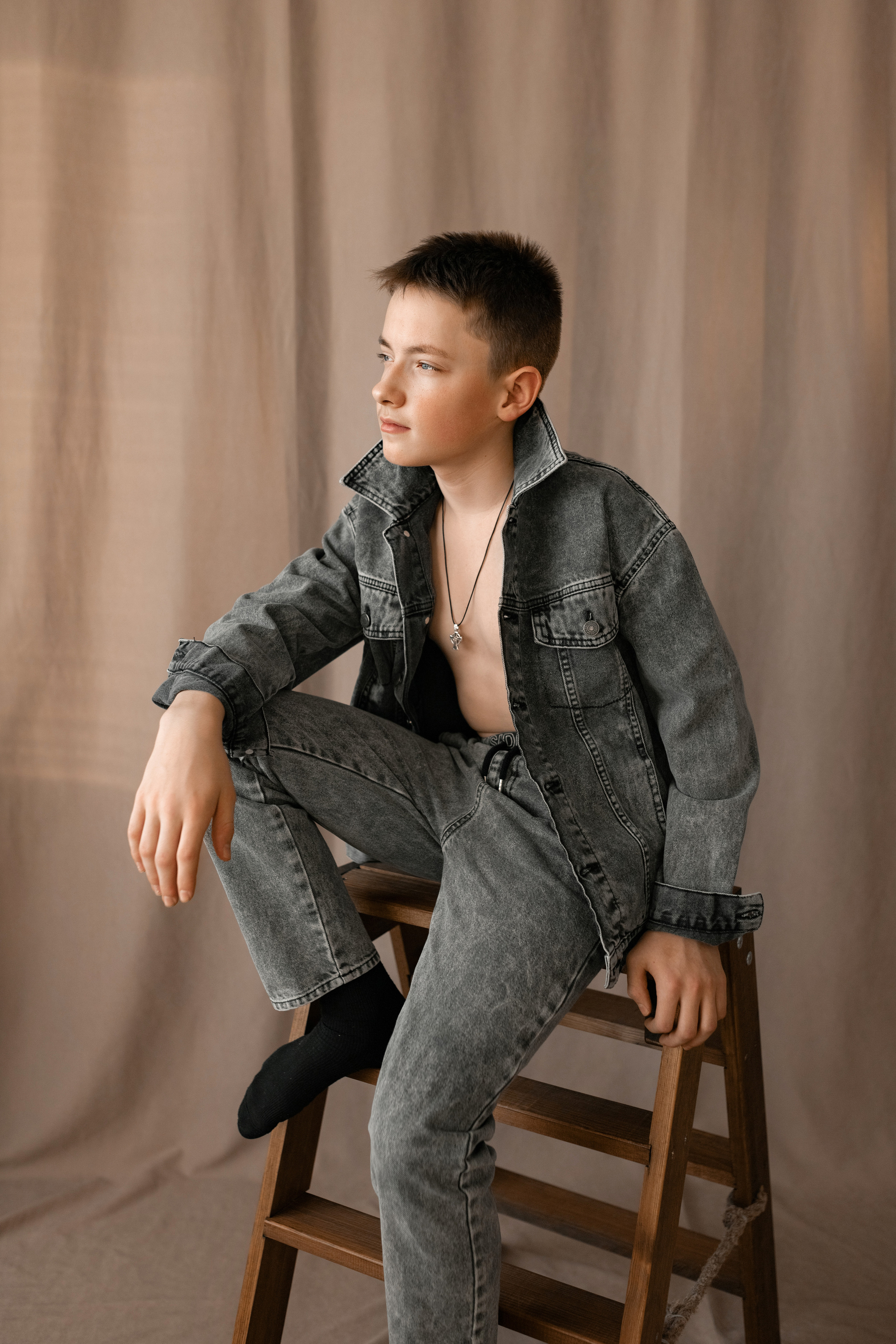 Бежевый фон в моей студии. Январь 2023 г. Фотограф Пермь. Свадьбы. Семья и дети, школа, д. сад. Фотокниги