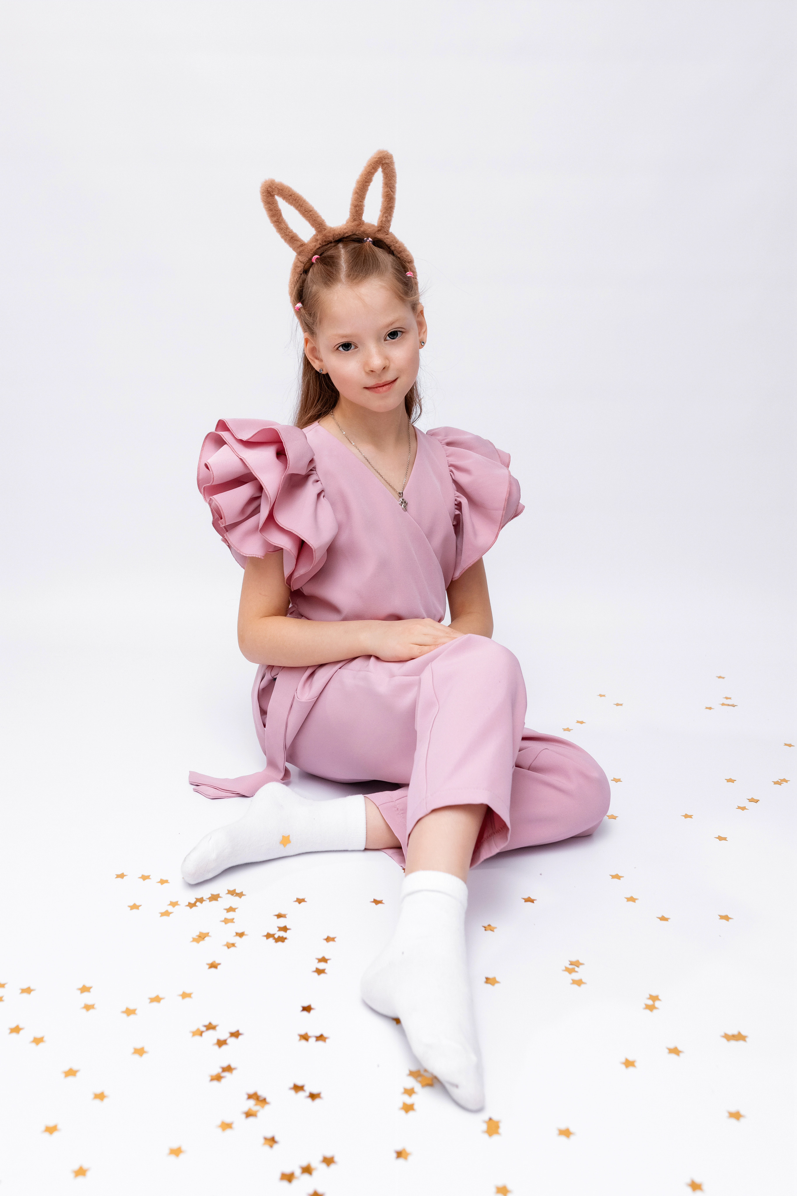 портрет на белом фоне и конфетти