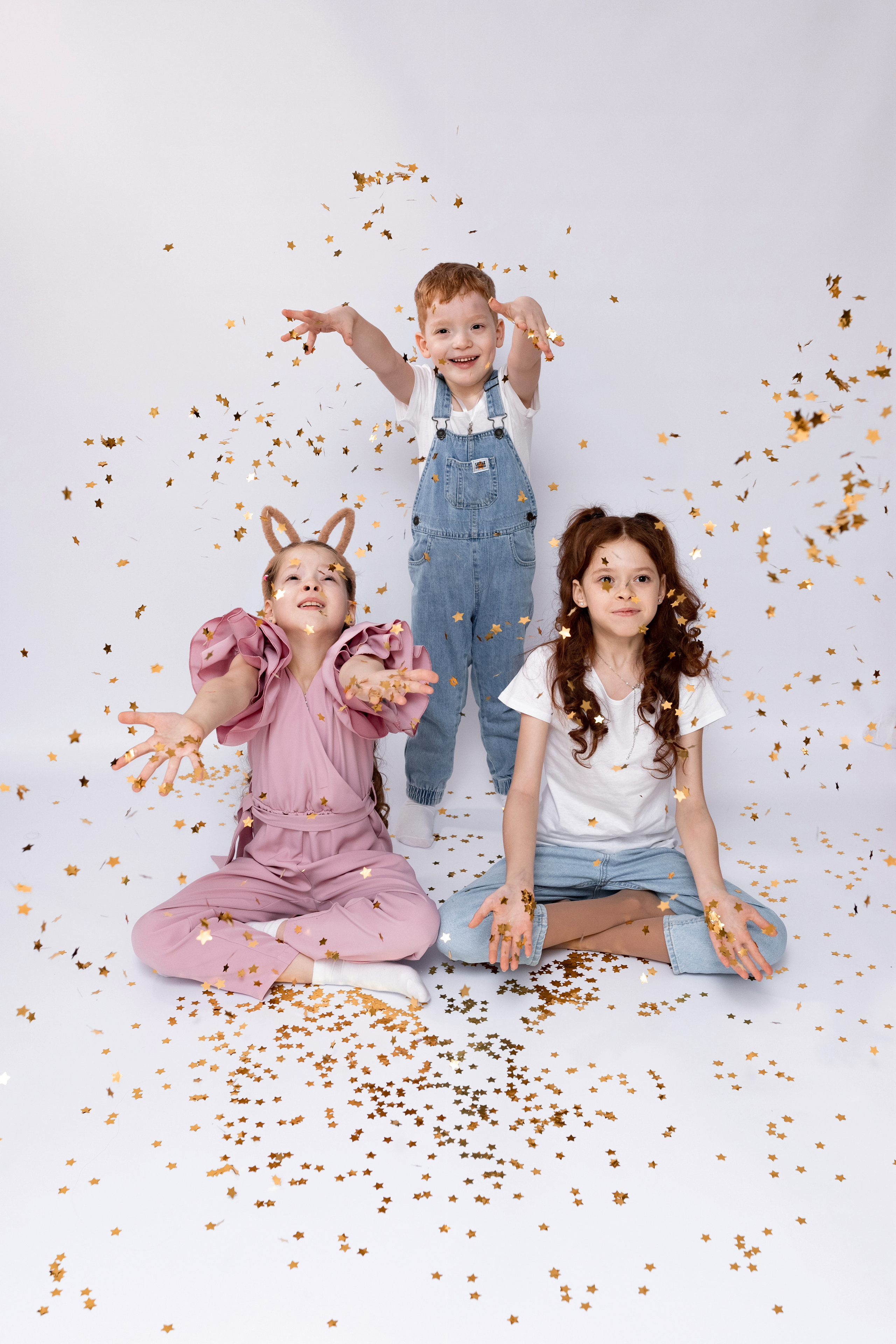 дети играют с конфетти