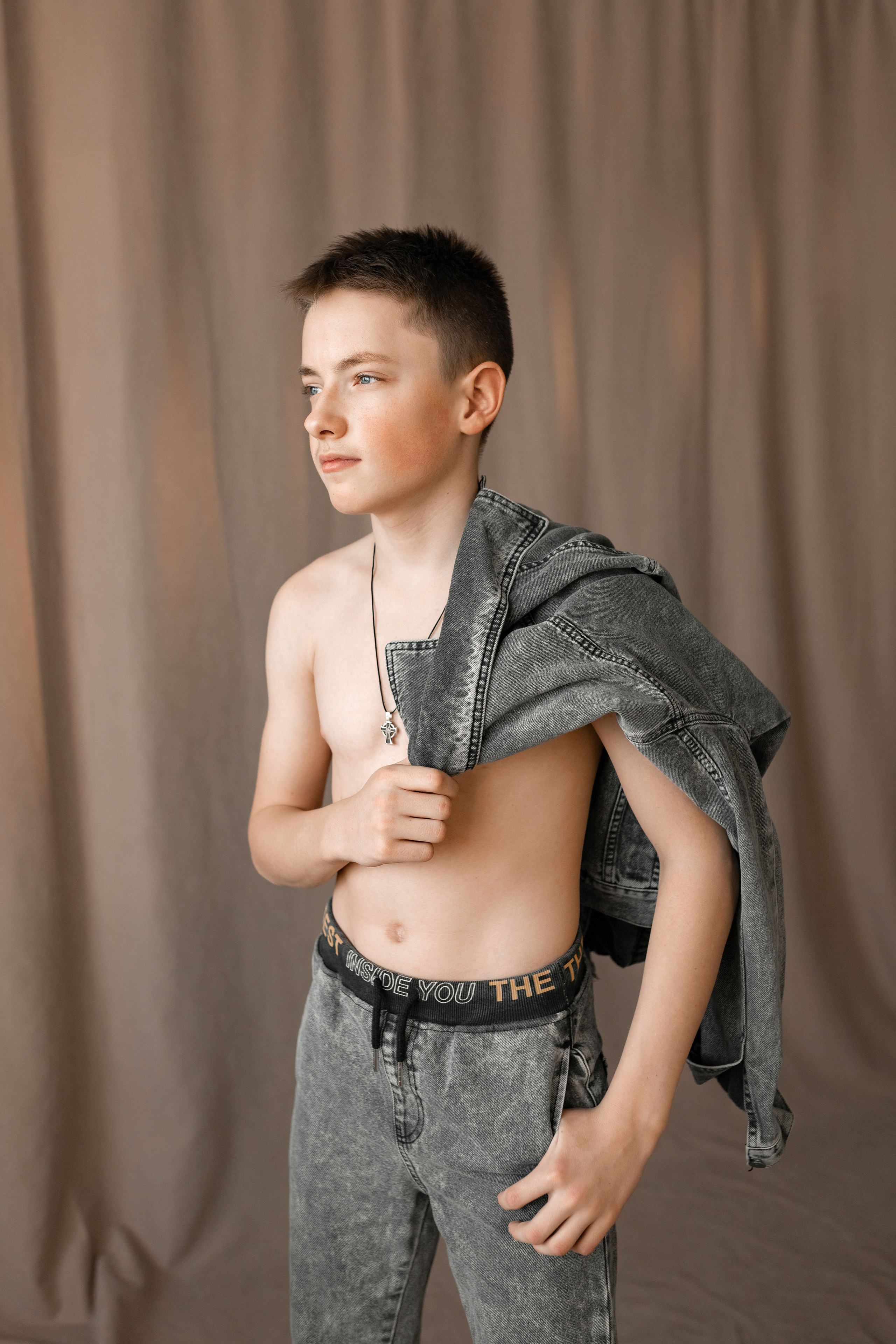 Бежевый фон в моей студии. Январь 2023 г. Фотограф Пермь. Свадьбы. Семья и дети, школа, д. сад. Фотокниги