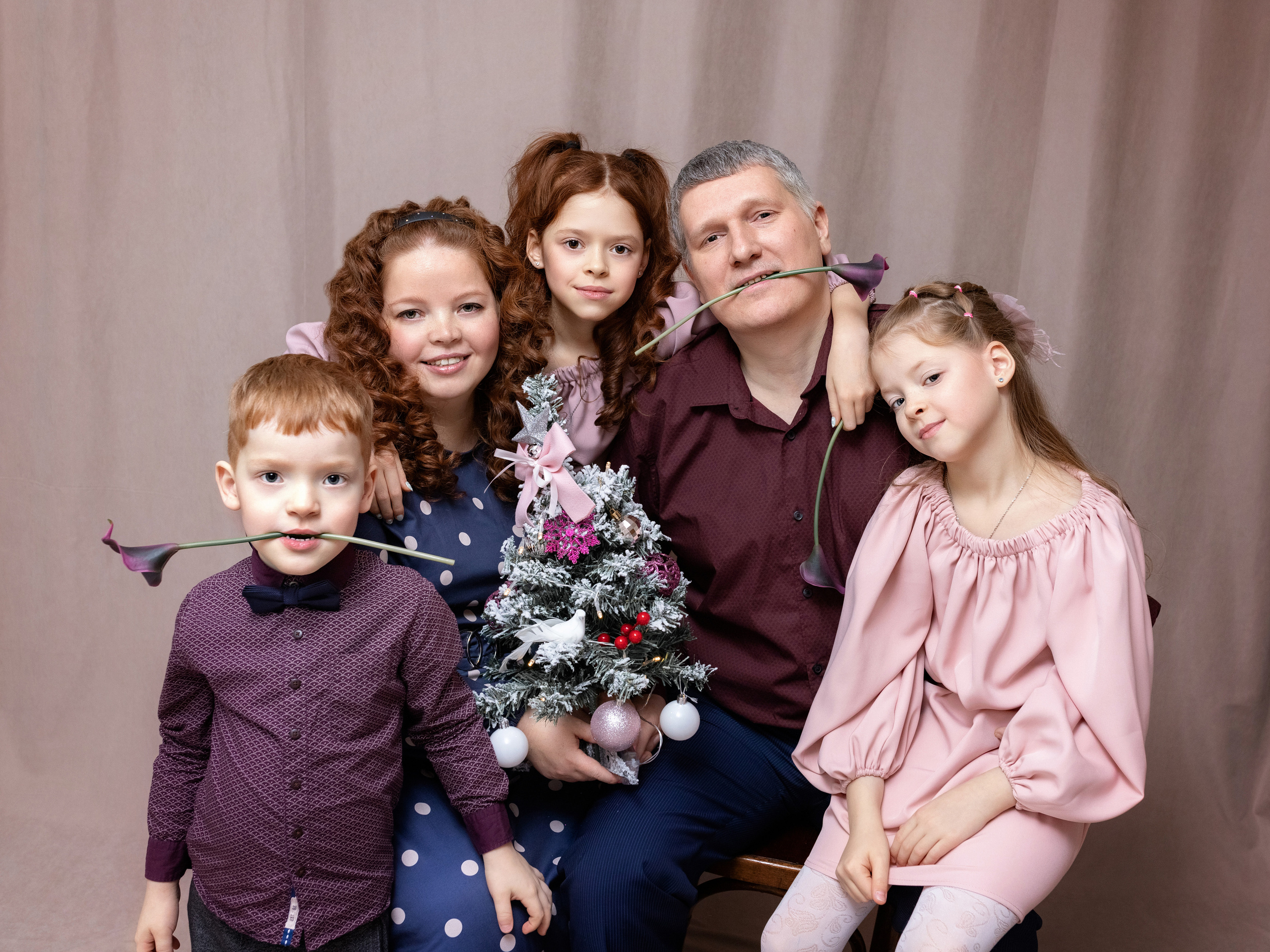 мужчины на фото с цветами в зубах