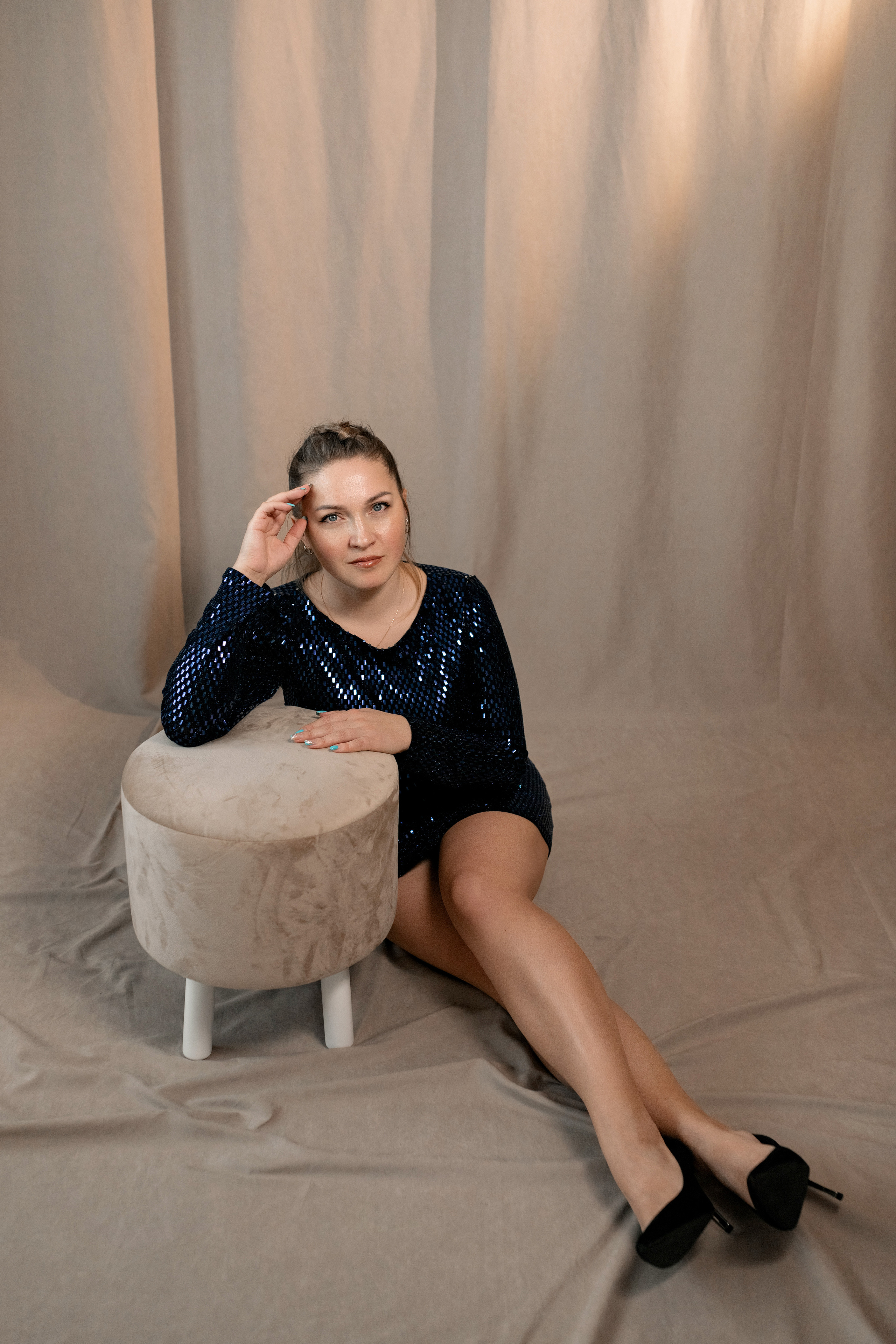 Бежевый фон в моей студии. Январь 2023 г. Фотограф Пермь. Свадьбы. Семья и дети, школа, д. сад. Фотокниги