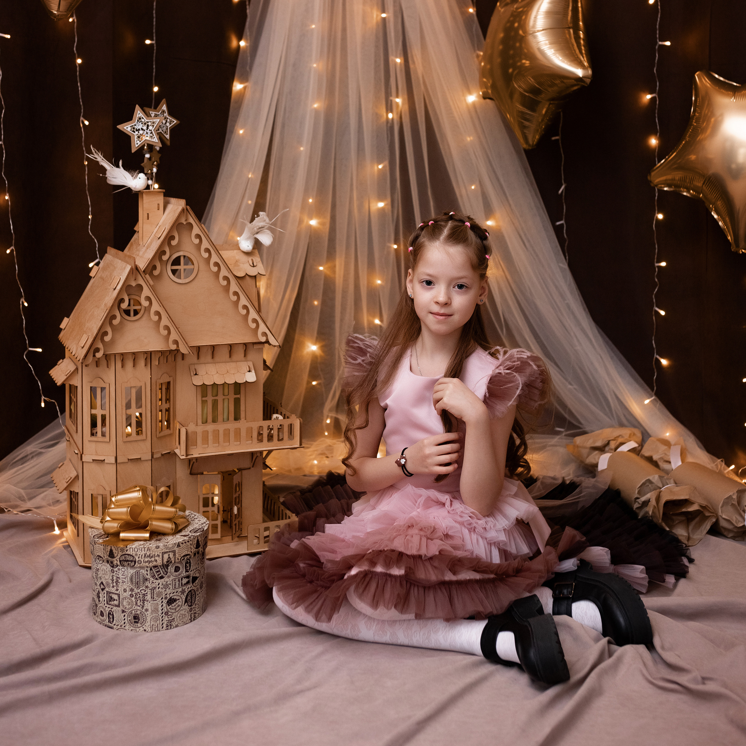 девочка в сказочной фотозоне с гирляндой