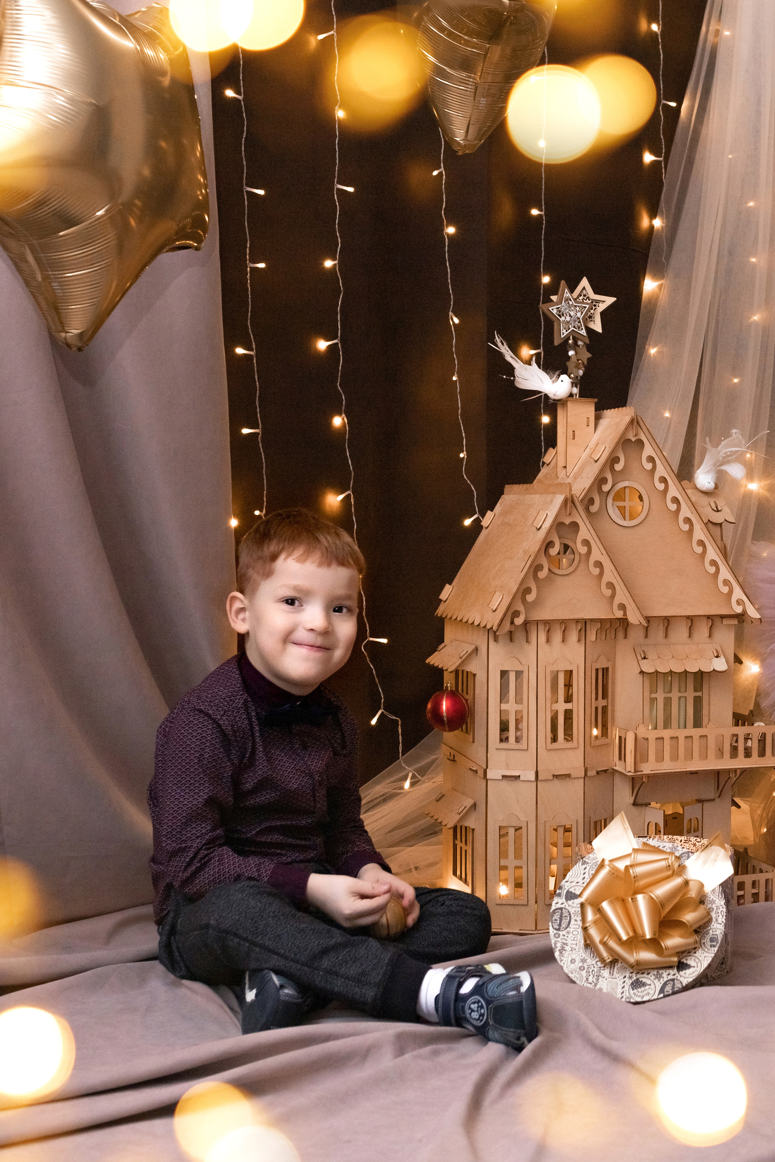 мальчик украшает домик