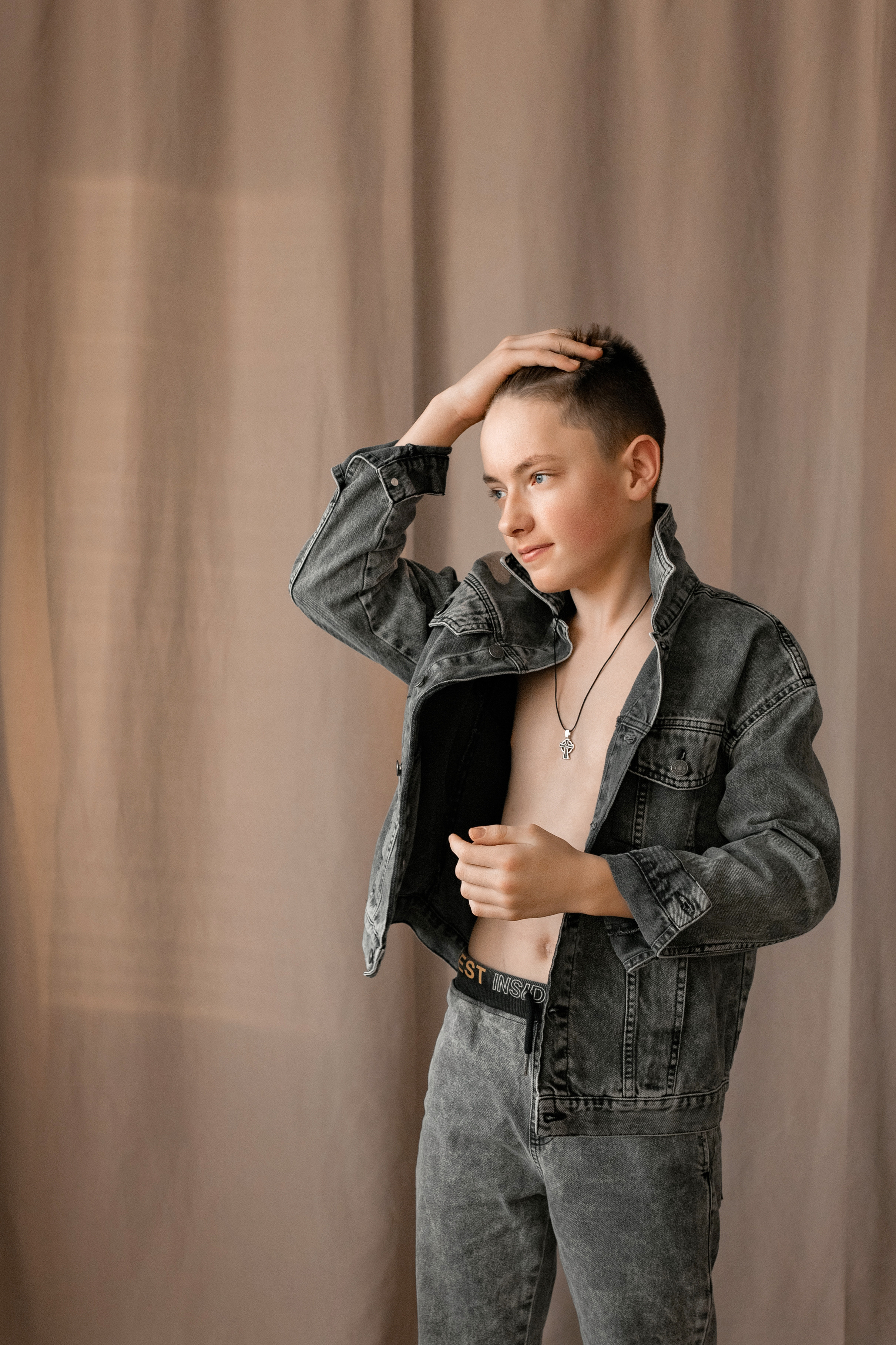 Бежевый фон в моей студии. Январь 2023 г. Фотограф Пермь. Свадьбы. Семья и дети, школа, д. сад. Фотокниги