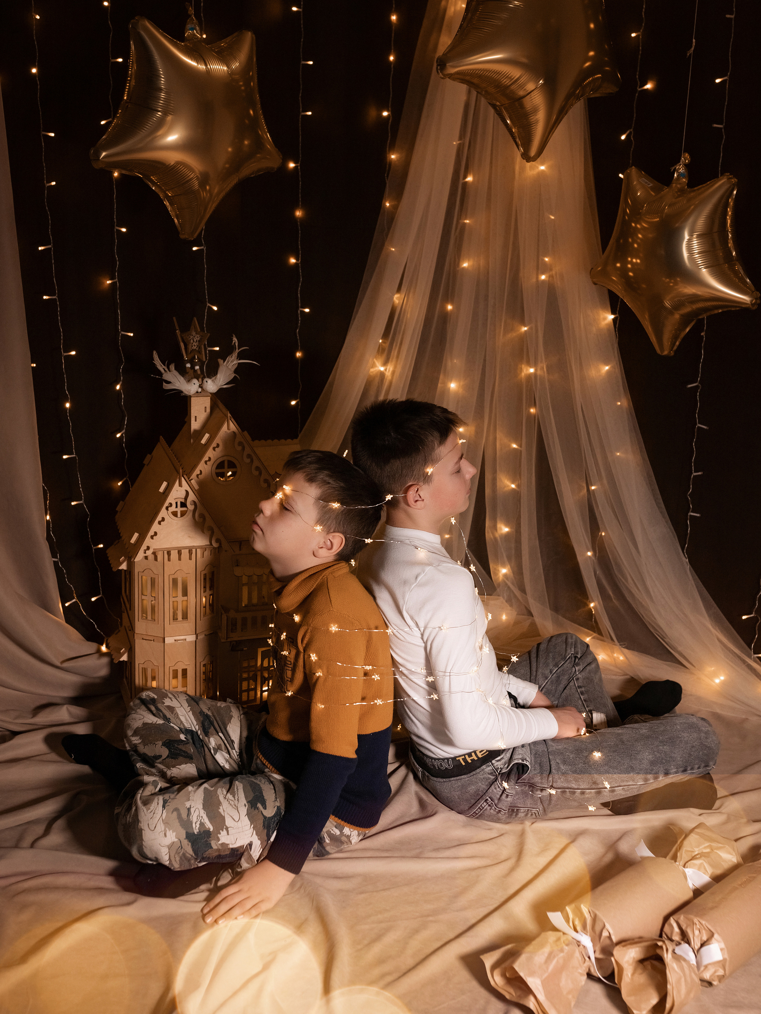 детей связали гирляндой