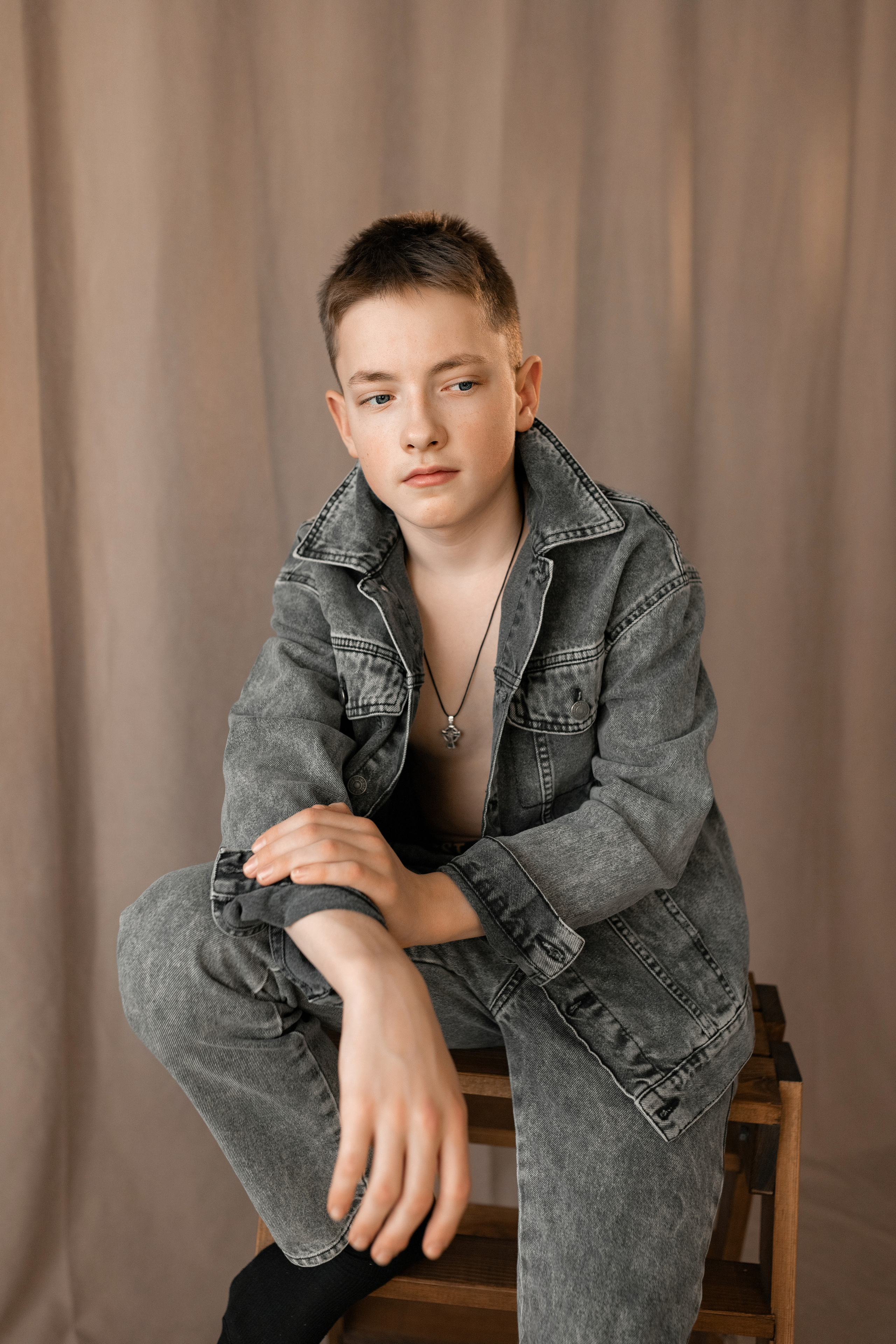 портрет на бежевом фоне