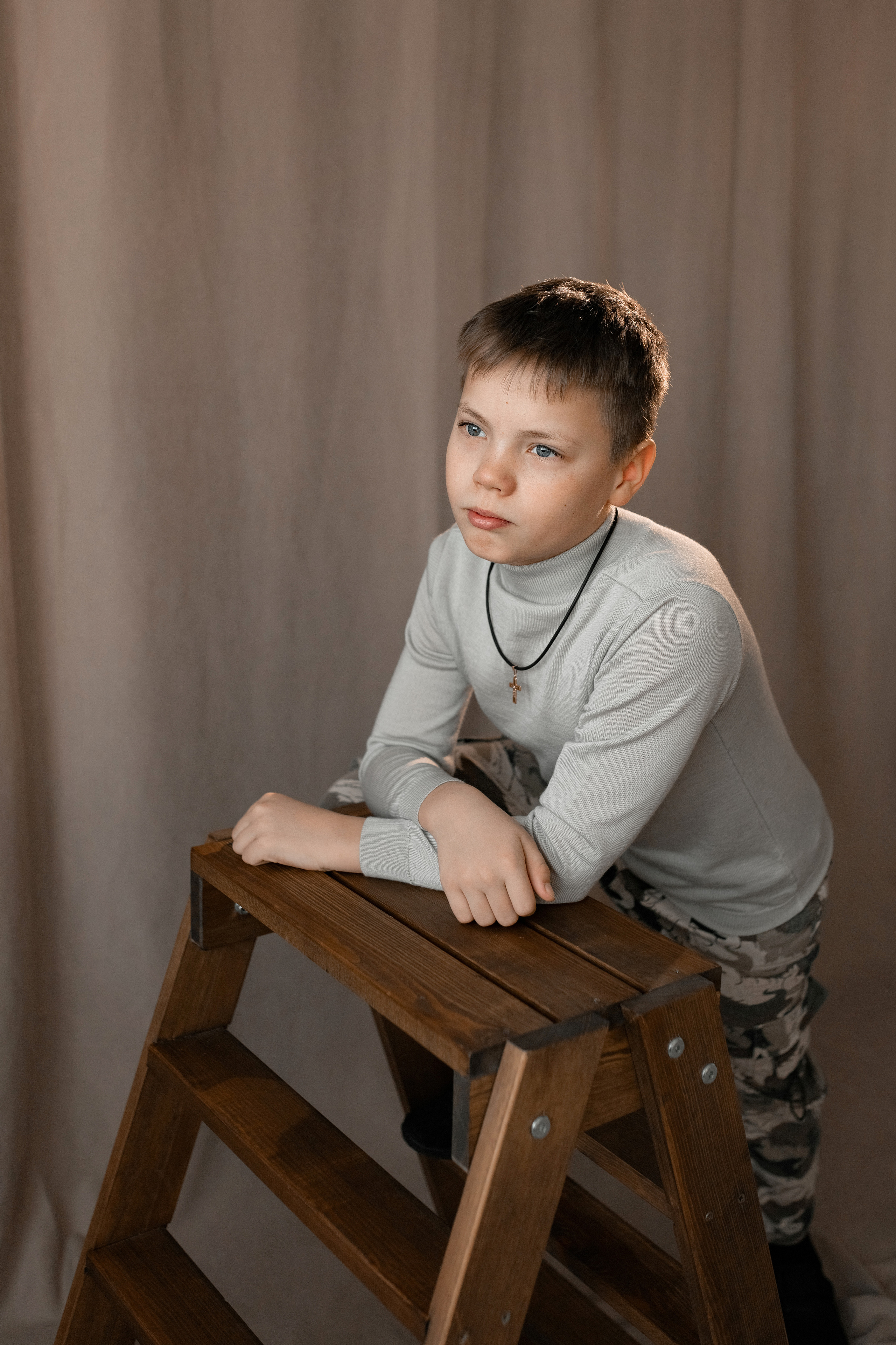 Бежевый фон в моей студии. Январь 2023 г. Фотограф Пермь. Свадьбы. Семья и дети, школа, д. сад. Фотокниги