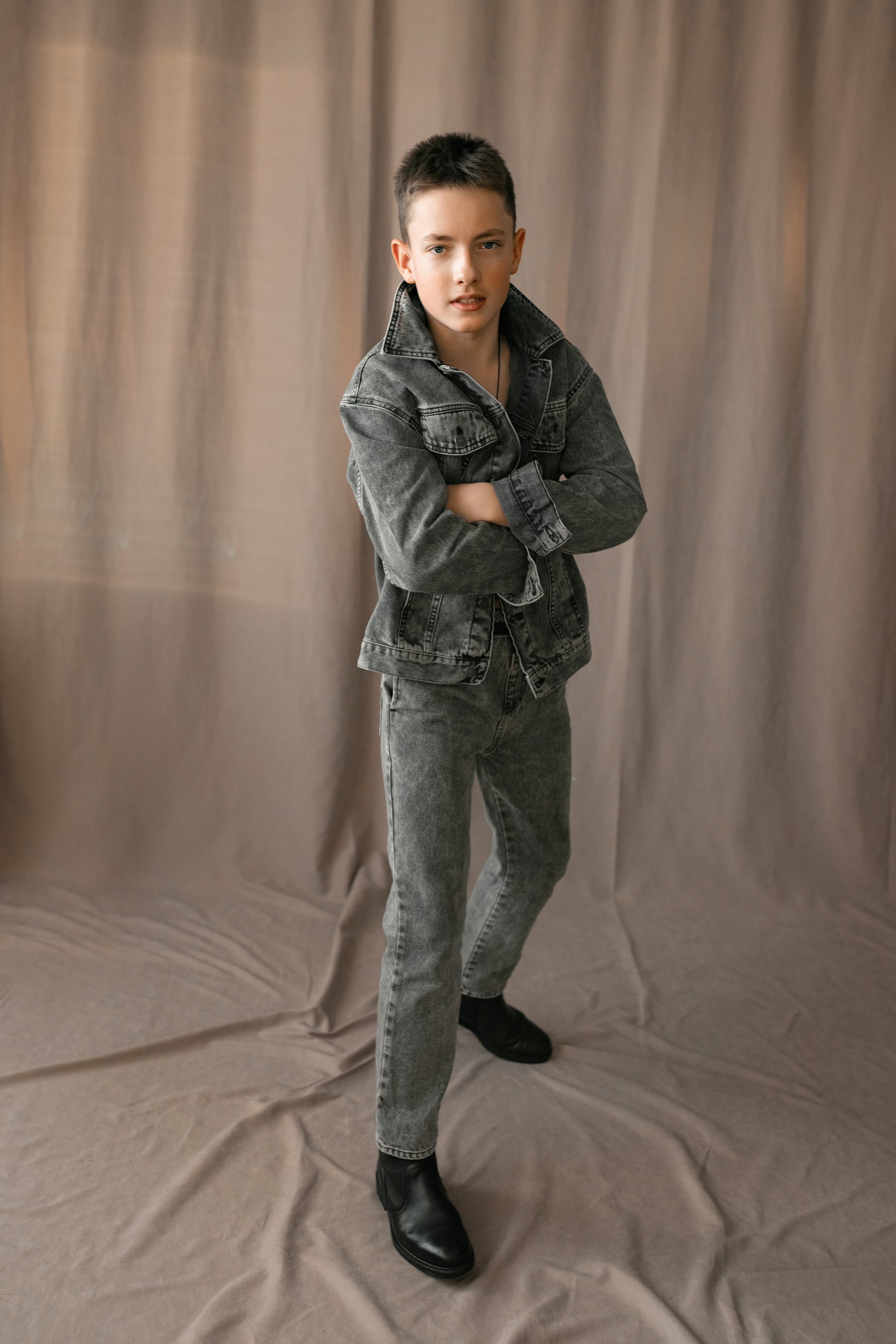 Бежевый фон в моей студии. Январь 2023 г. Фотограф Пермь. Свадьбы. Семья и дети, школа, д. сад. Фотокниги