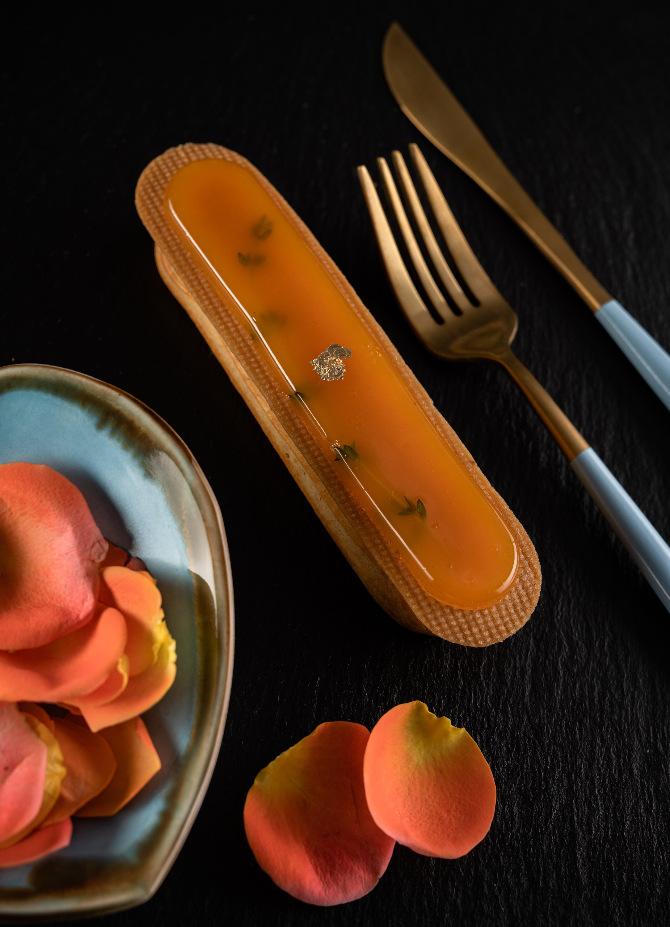 Фуд фотография для рекламы, социальных сетей, полиграфии и меню. Десерт эклер на фотографии Сергея Гаврилова gavrilovsergphoto