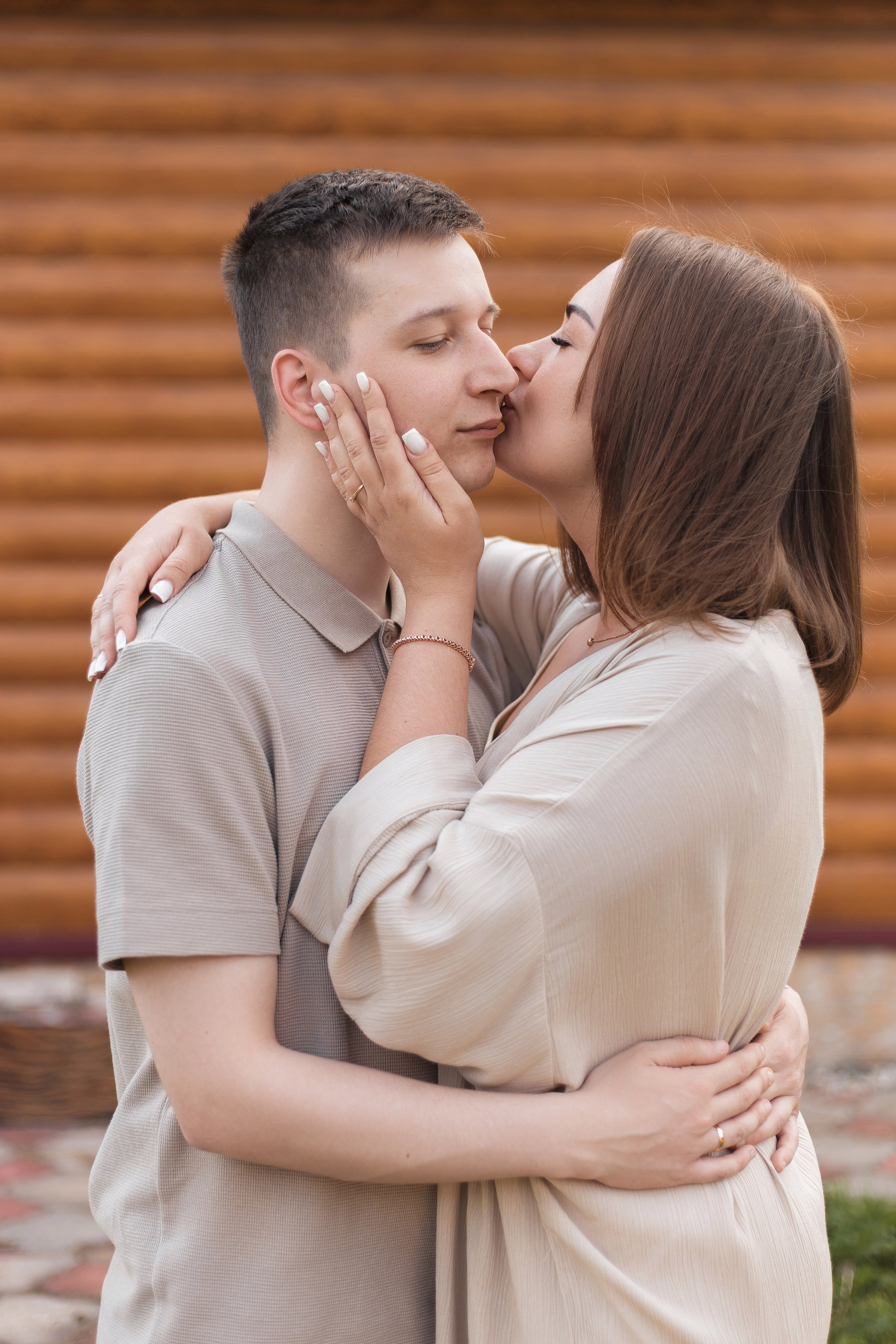 девушка целует парня в щеку