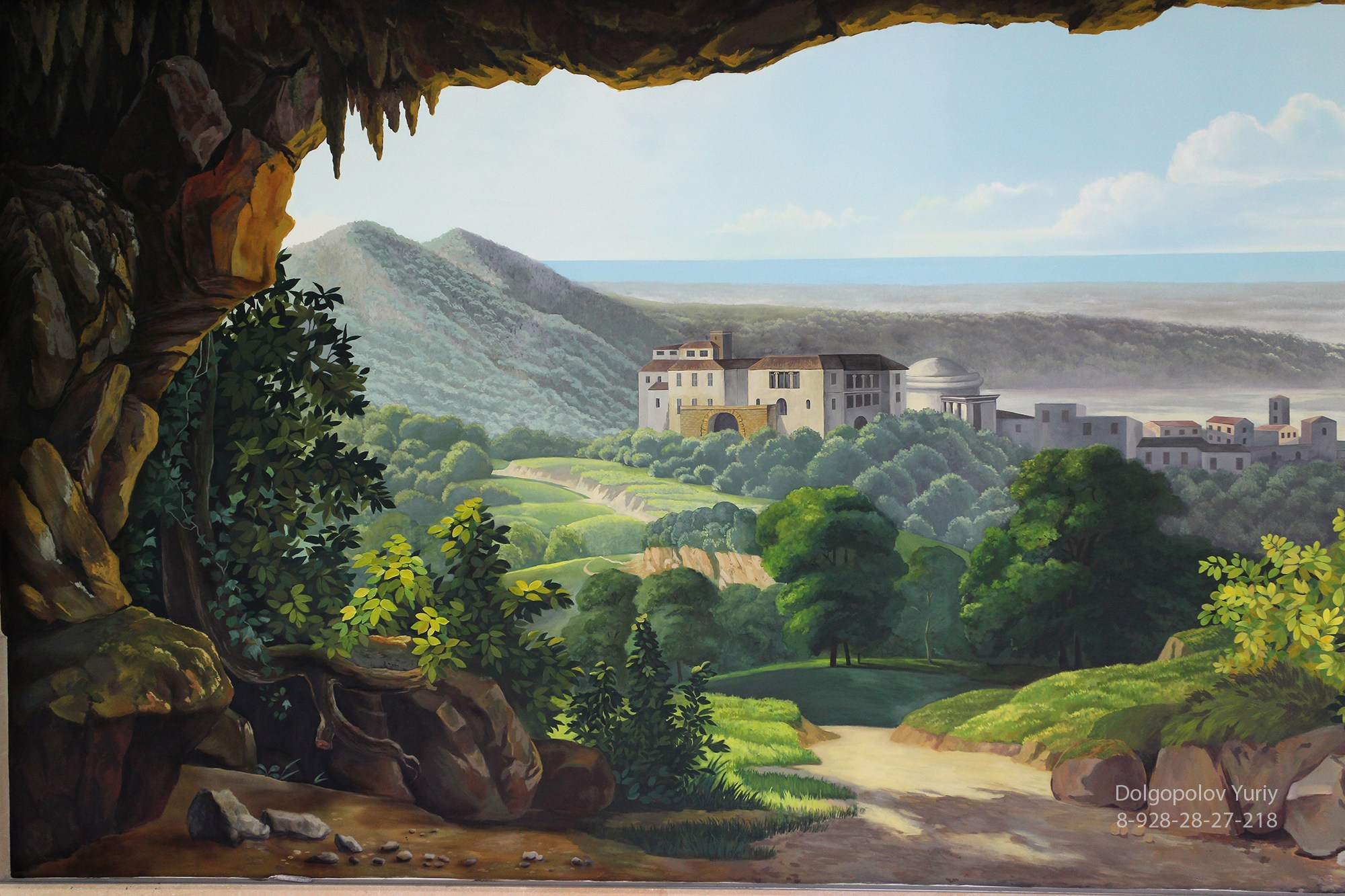 Роспись на стене с изображением пейзажа и пещеры