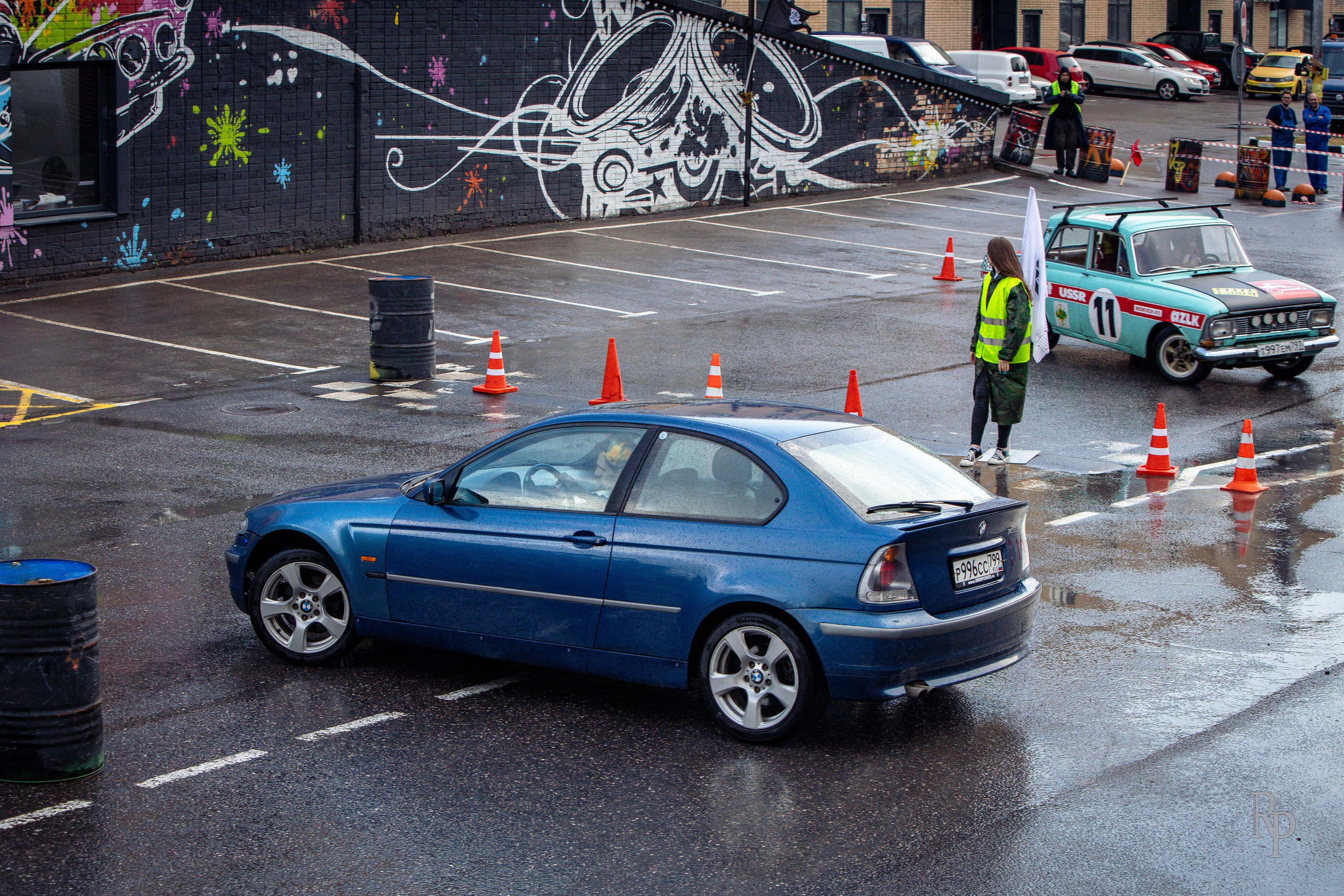 SHOWDOWN. Rusty Photographer