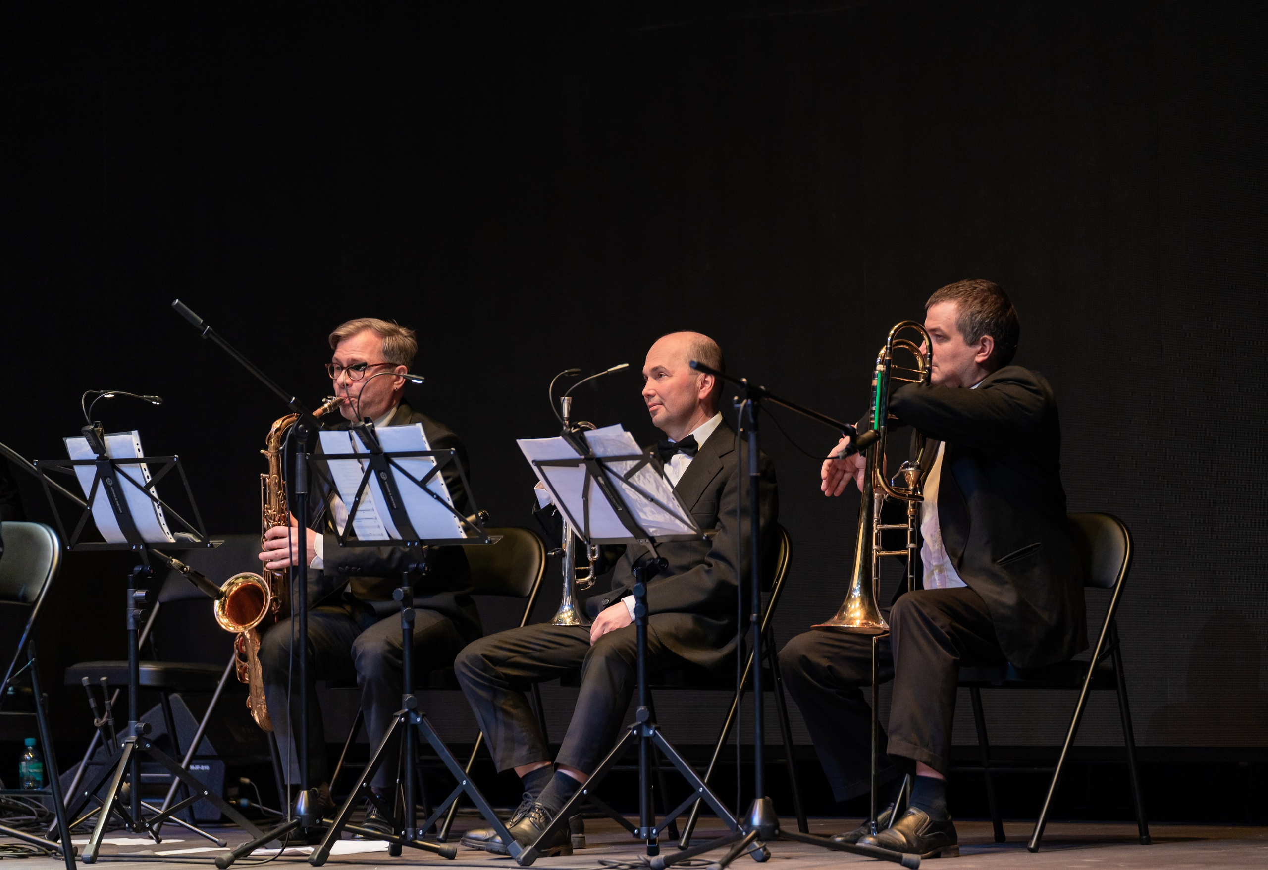 Музыканты оркестра на концерте в честь Дня местного самоуправления Санкт-Петербурга: саксофонист и трубач | Фото: Евгений Мальцев.