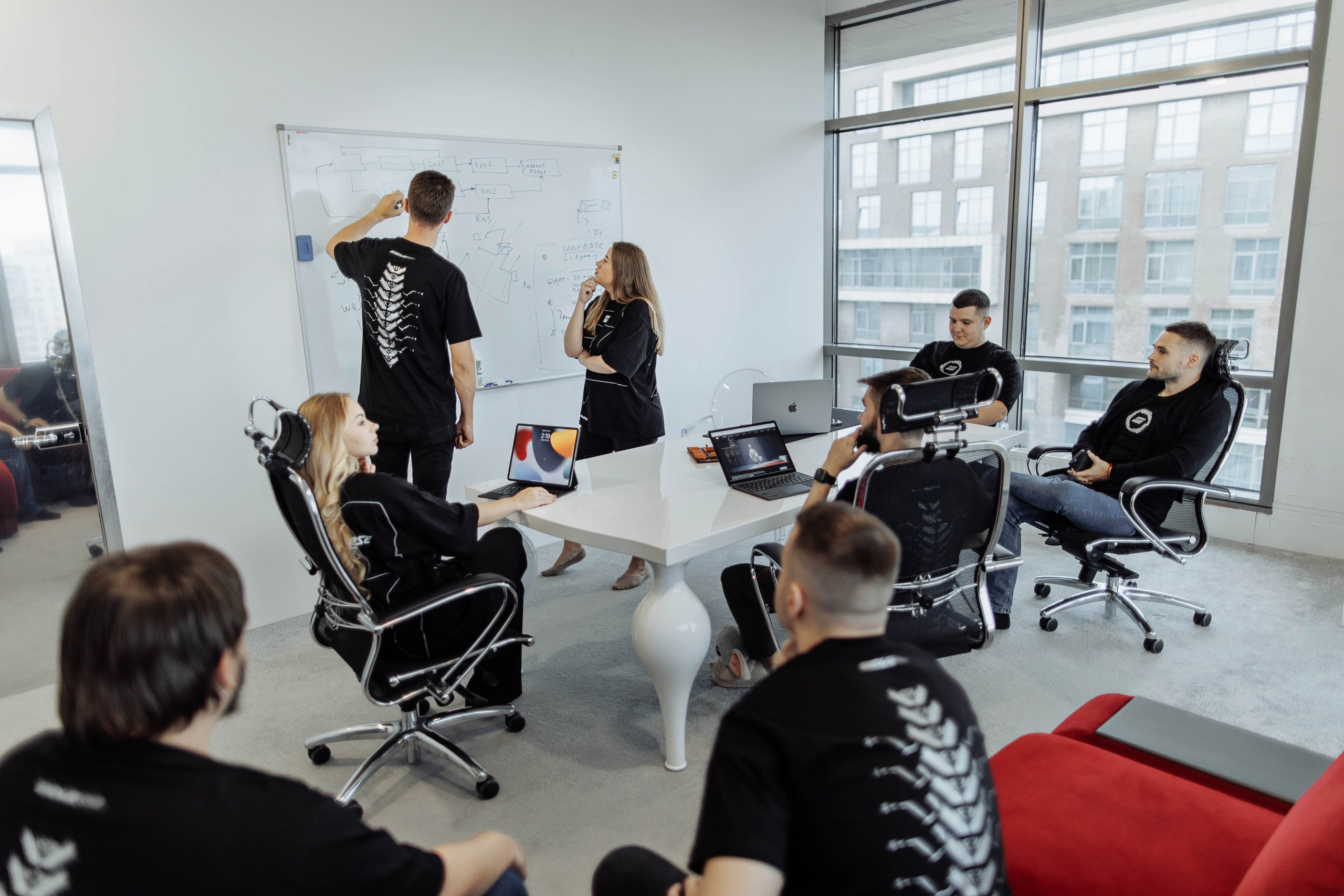 Рабочее совещание команды разработчиков в офисе IT-компании.