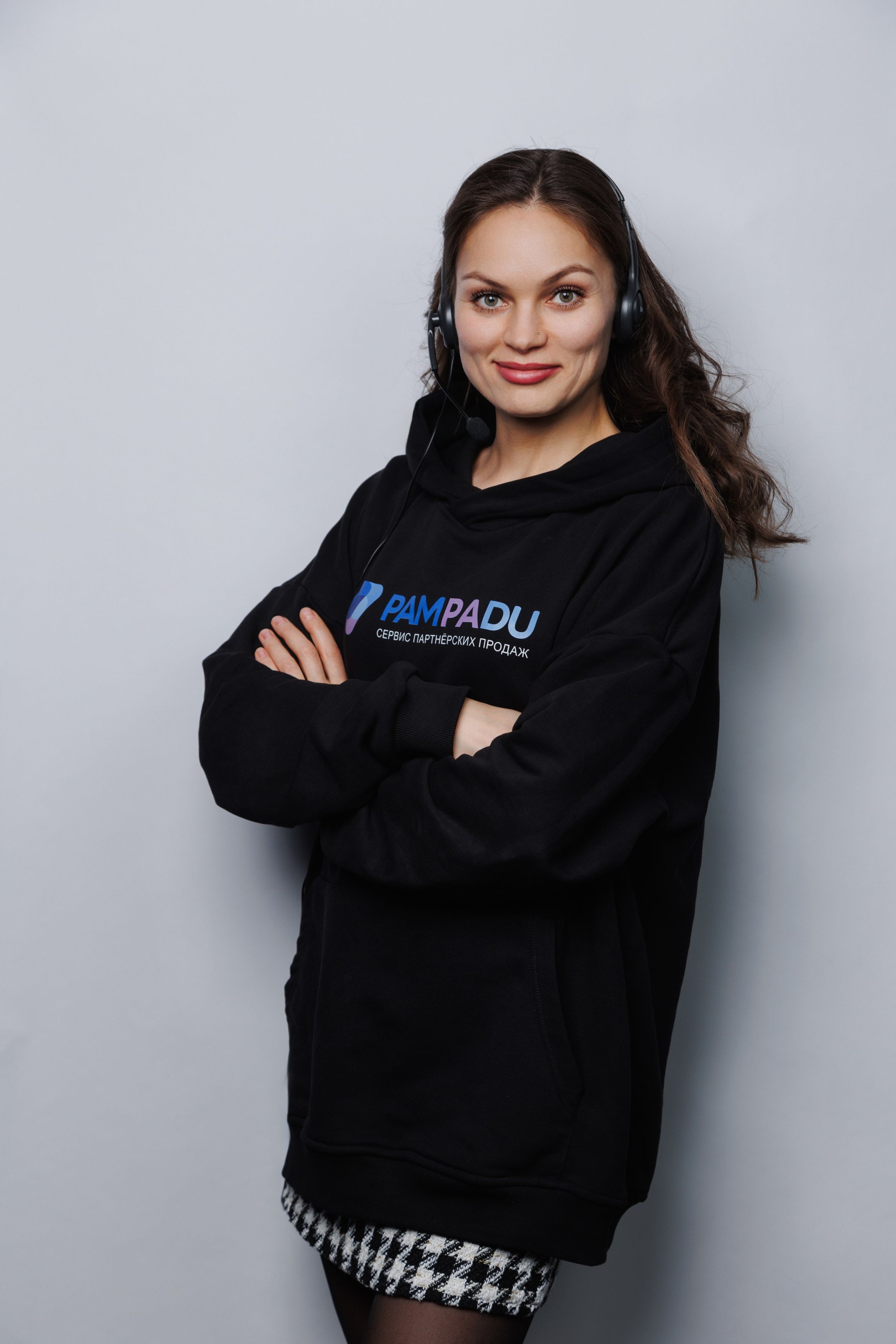 Фото сотрудника отдела разработки на нейтральном фоне для сайта компании.