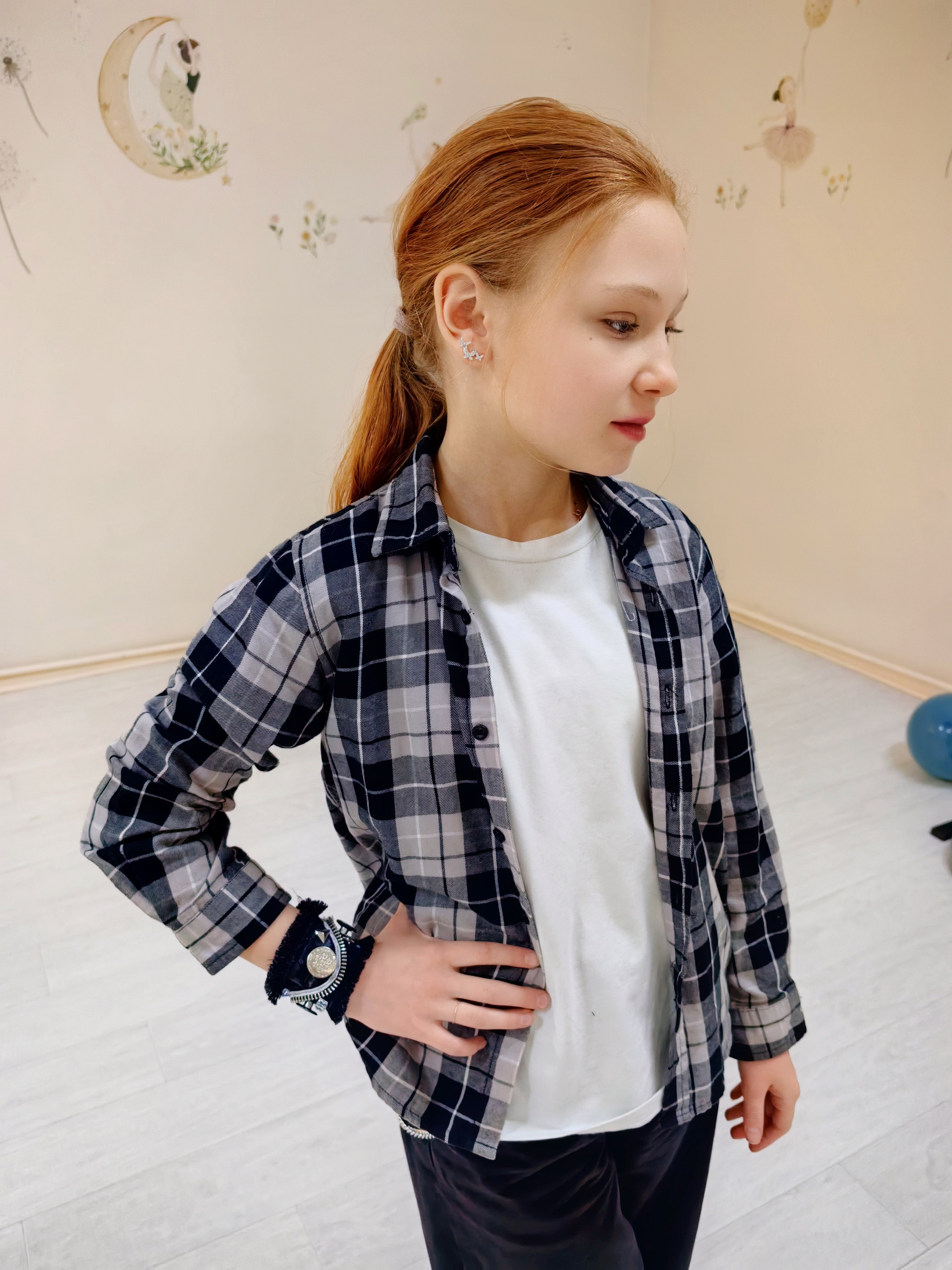 Девочка 12 лет демонстрирует браслет из джинсовой ткани  с стиле гранж