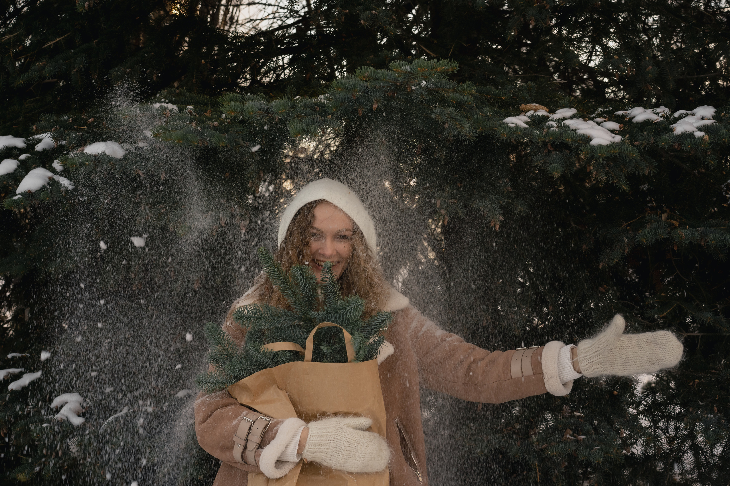 Анна и букет из еловых веток. Рыжкова Елена — контент фотограф Москва Тюмень. Стилизация съемки