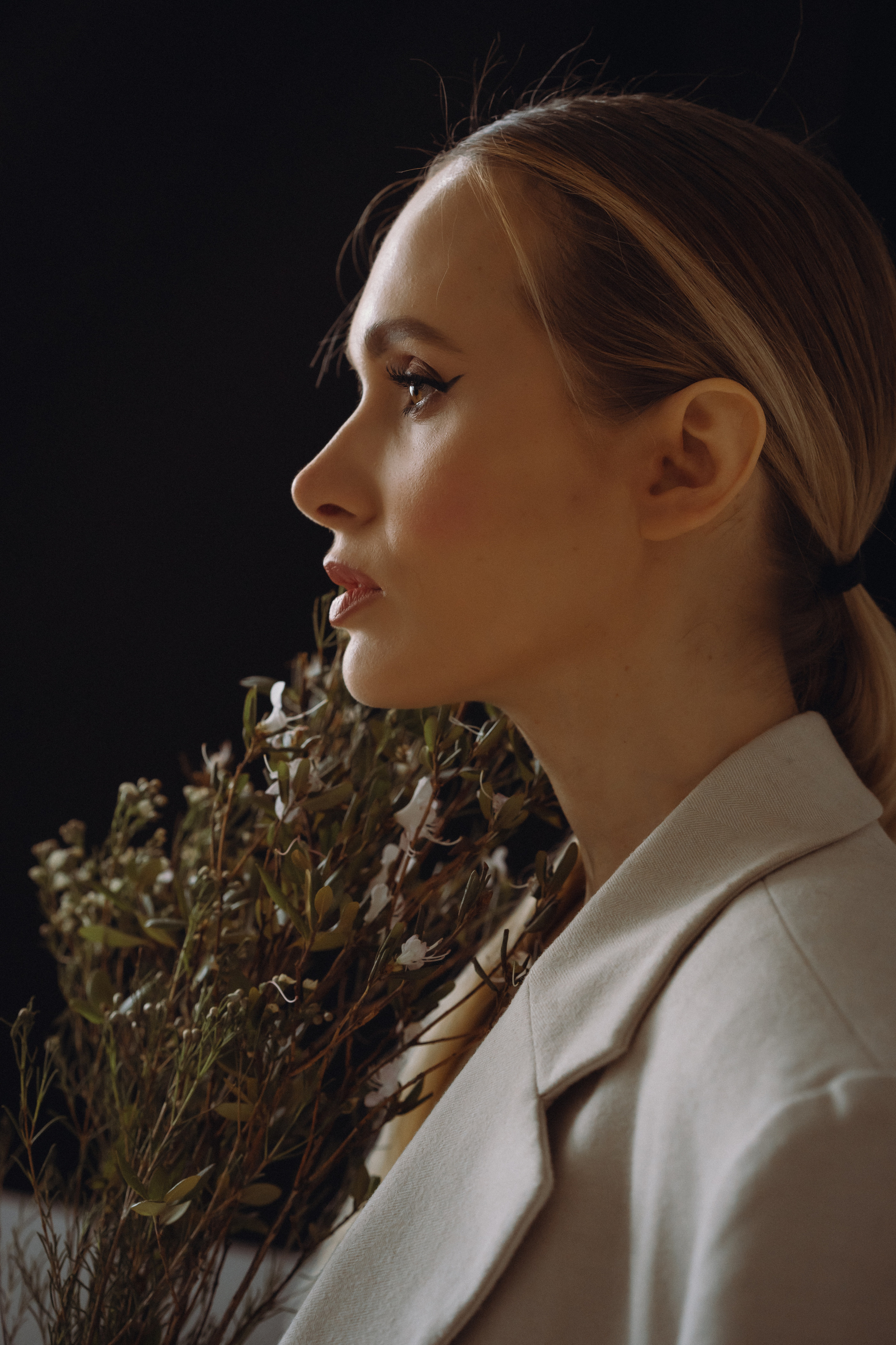 Портрет девушки с букетом