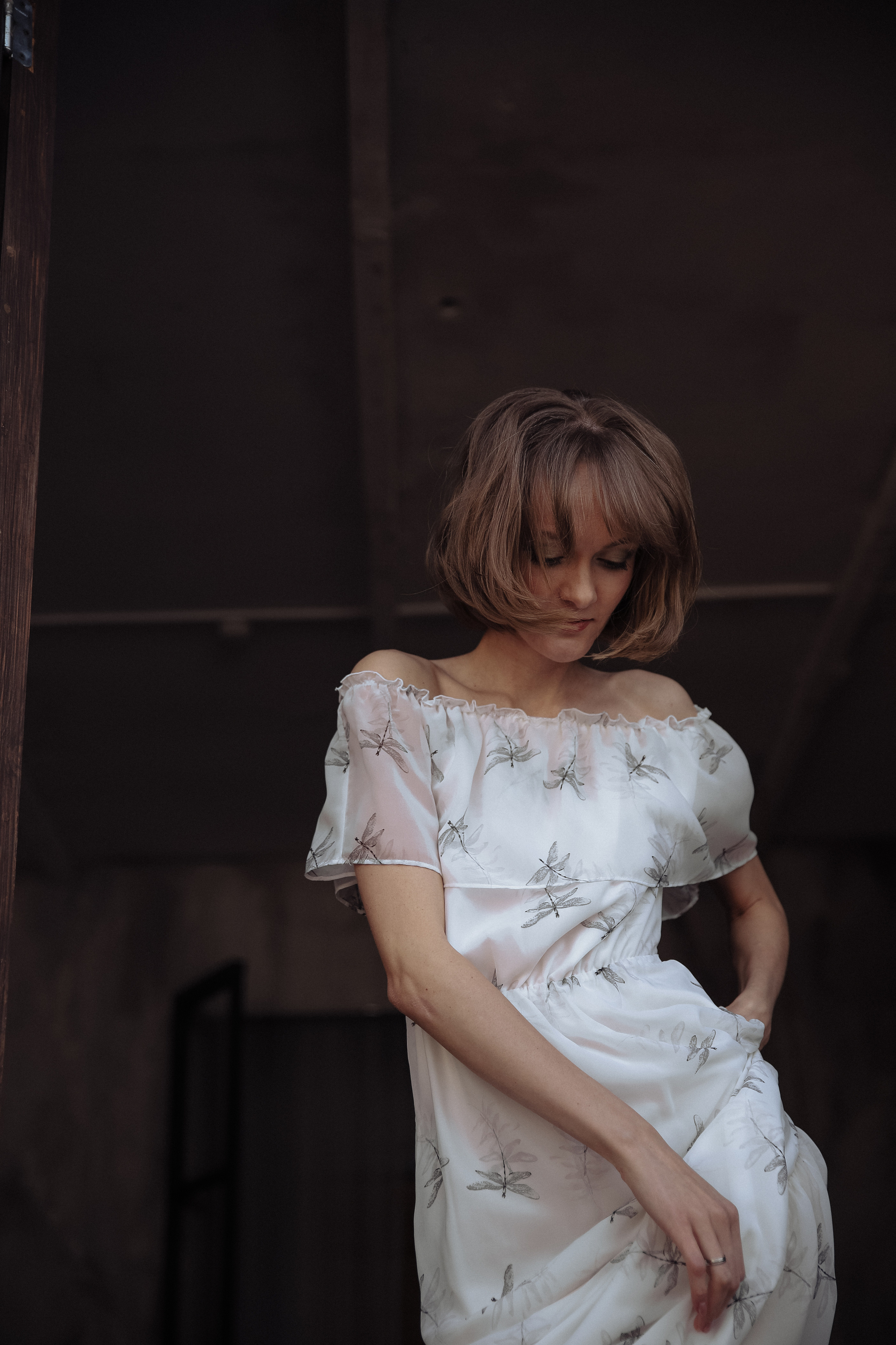 девушка в белом сарафане танцуеи