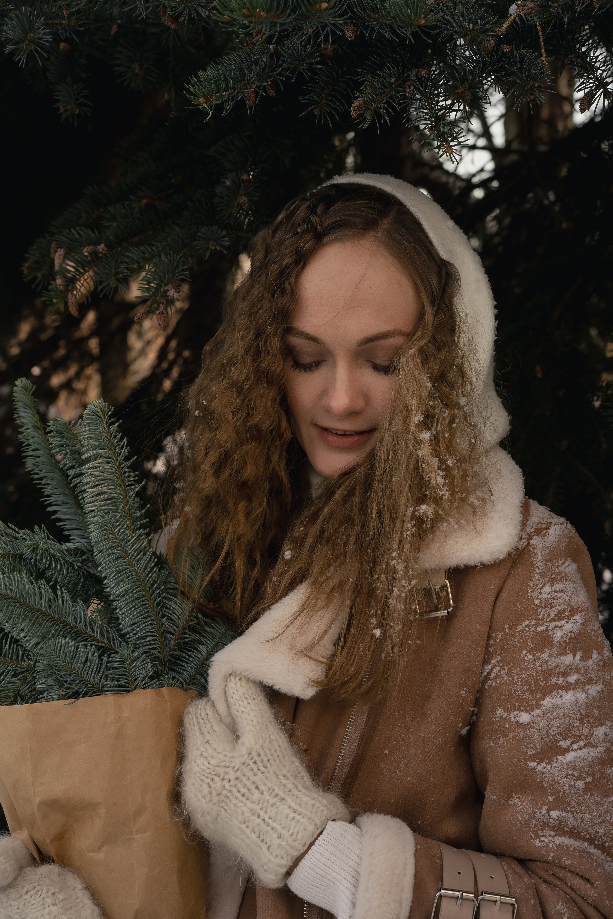 Анна и букет из еловых веток. Рыжкова Елена — контент фотограф Москва Тюмень. Стилизация съемки