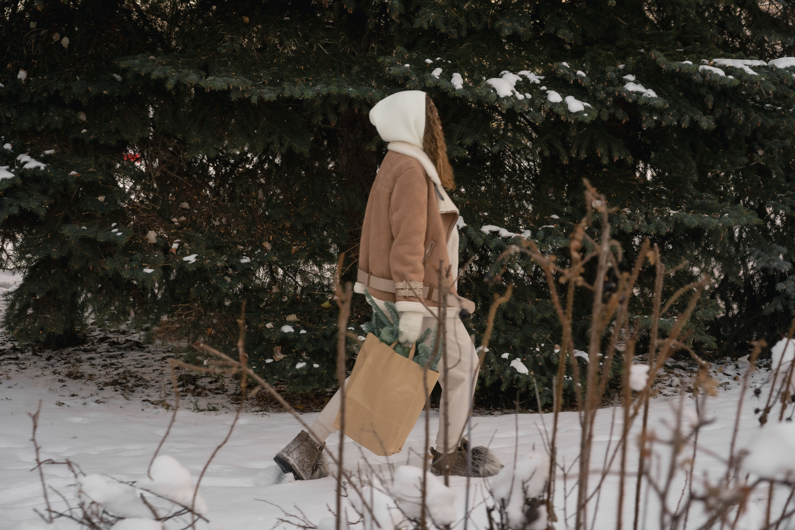 Анна и букет из еловых веток. Рыжкова Елена — контент фотограф Москва Тюмень. Стилизация съемки