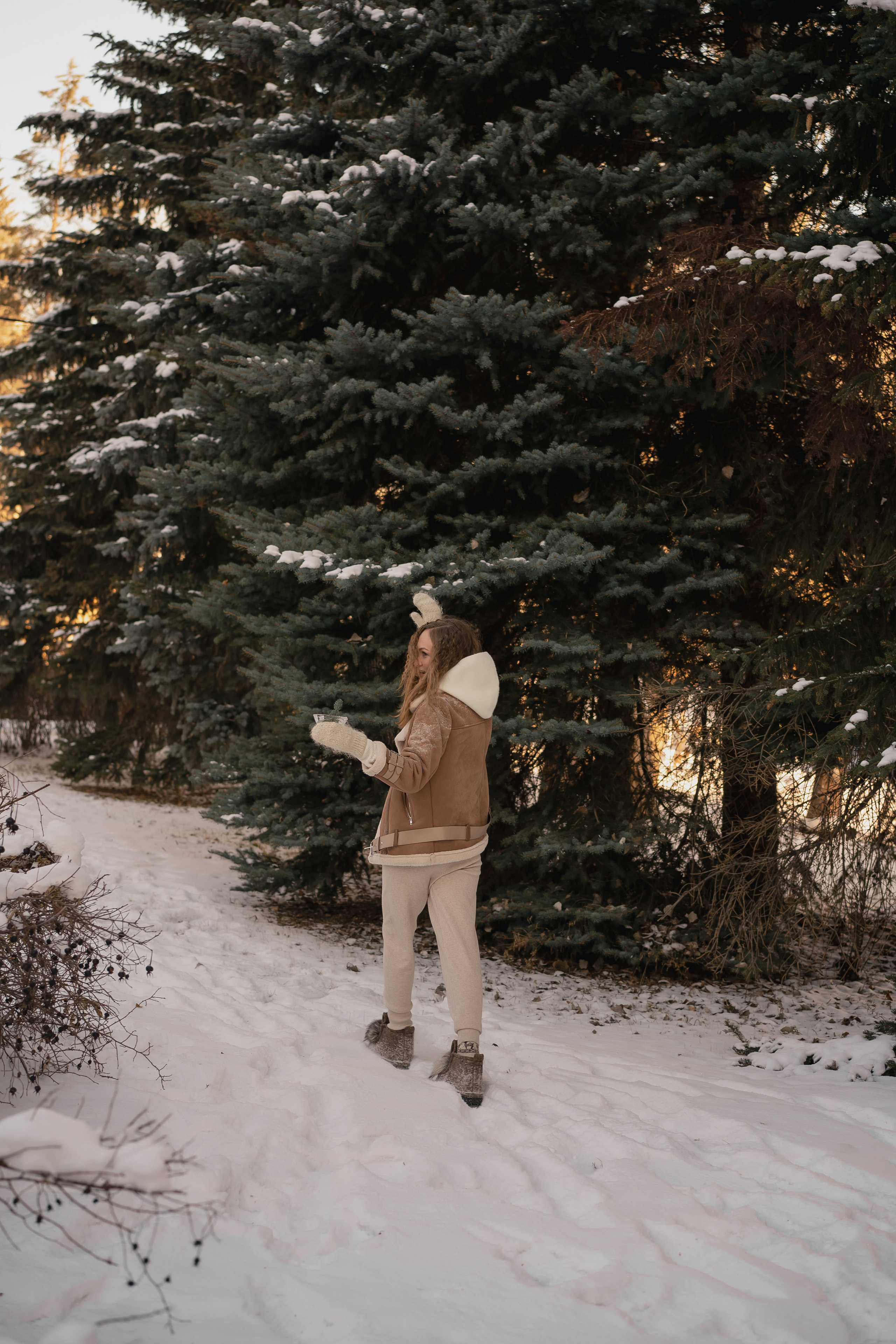 Анна и букет из еловых веток. Рыжкова Елена — контент фотограф Москва Тюмень. Стилизация съемки