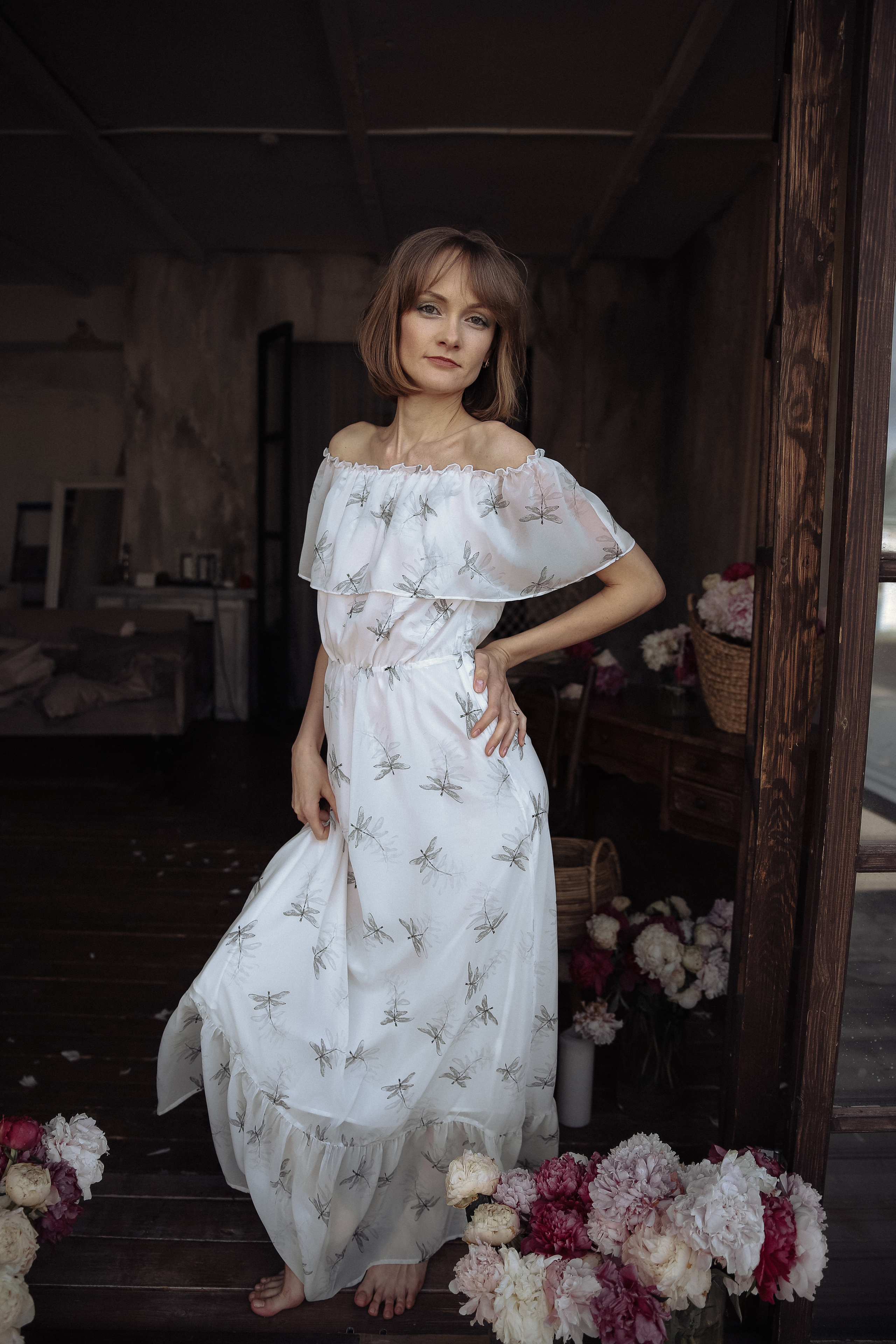 Красивая фотография девушки сркди цветов