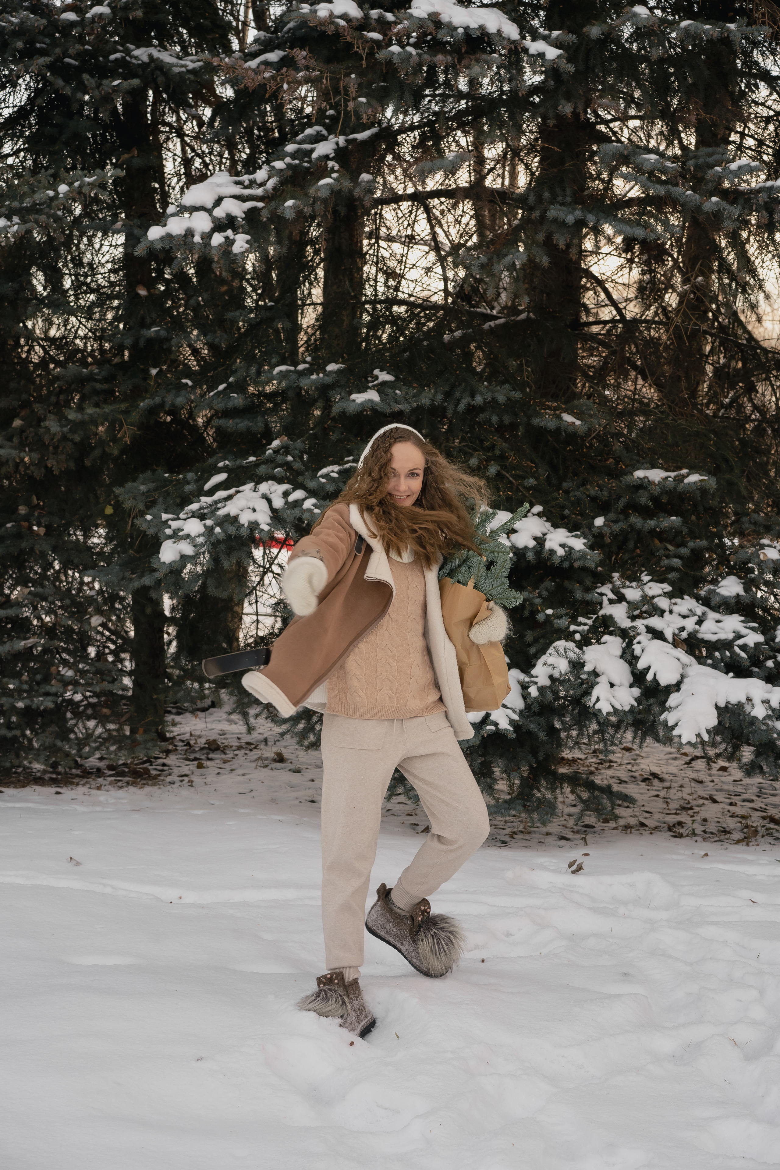 Анна и букет из еловых веток. Рыжкова Елена — контент фотограф Москва Тюмень. Стилизация съемки