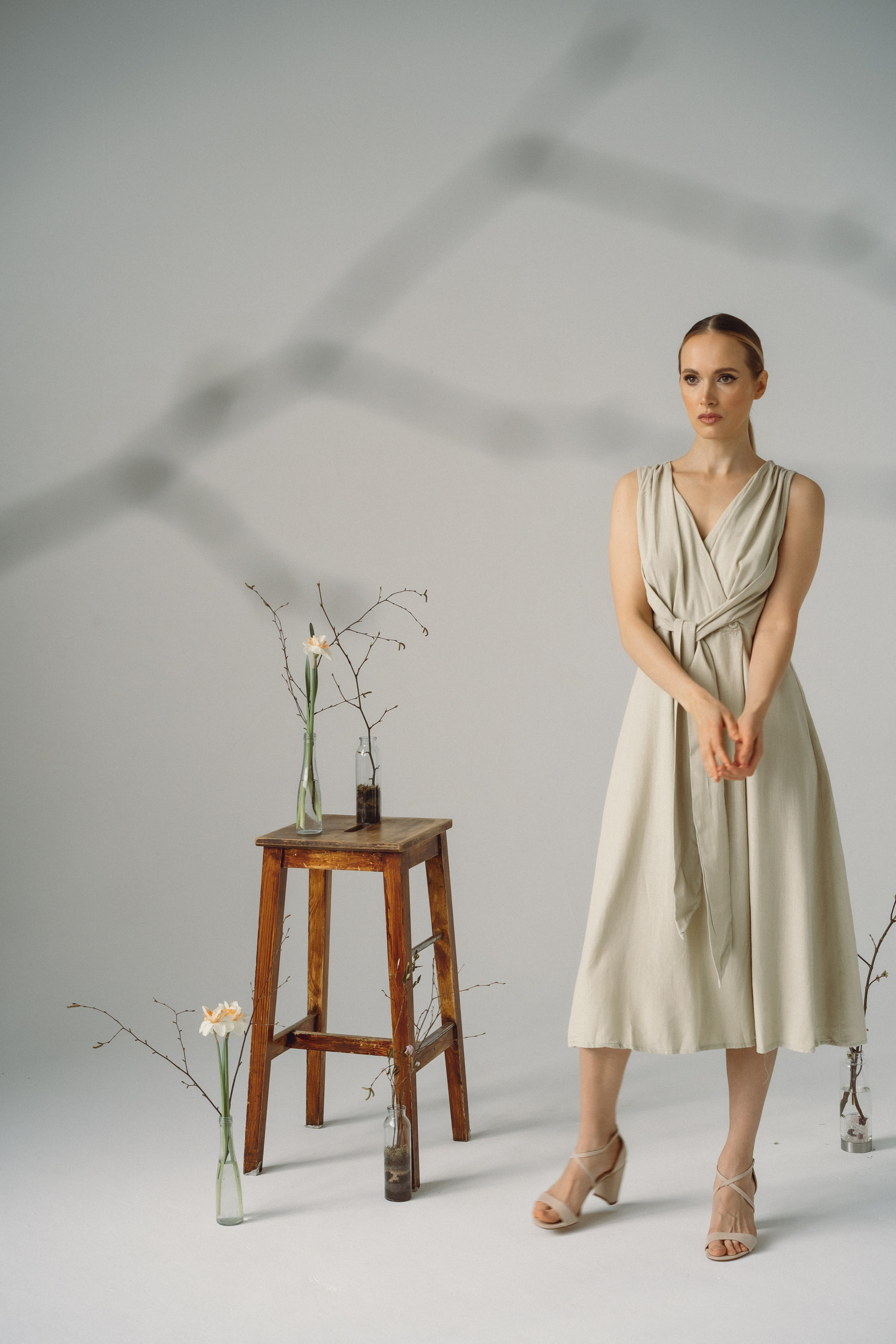 Девушка на циклораме с цветами