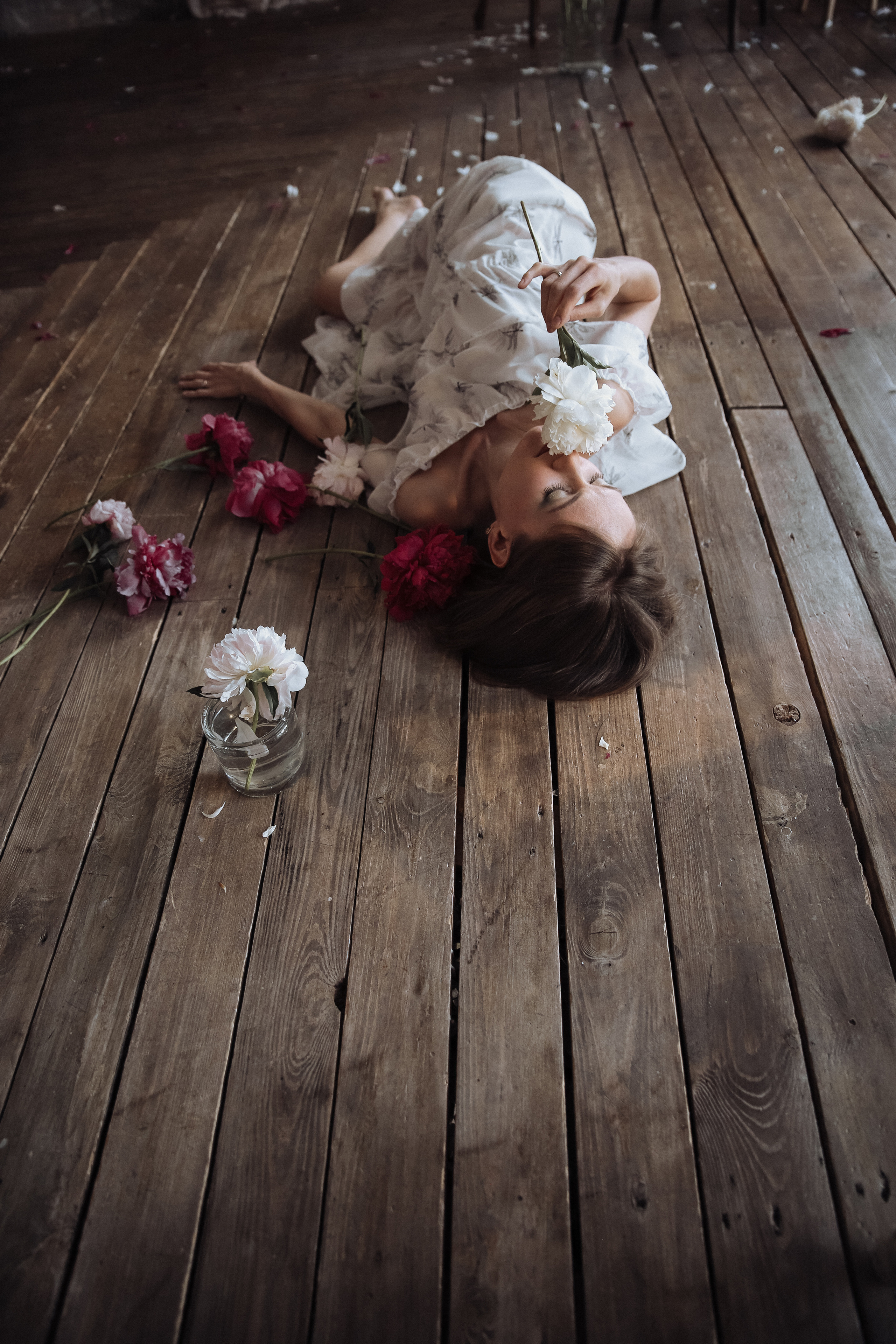 Девушка лежит на полу с цветами