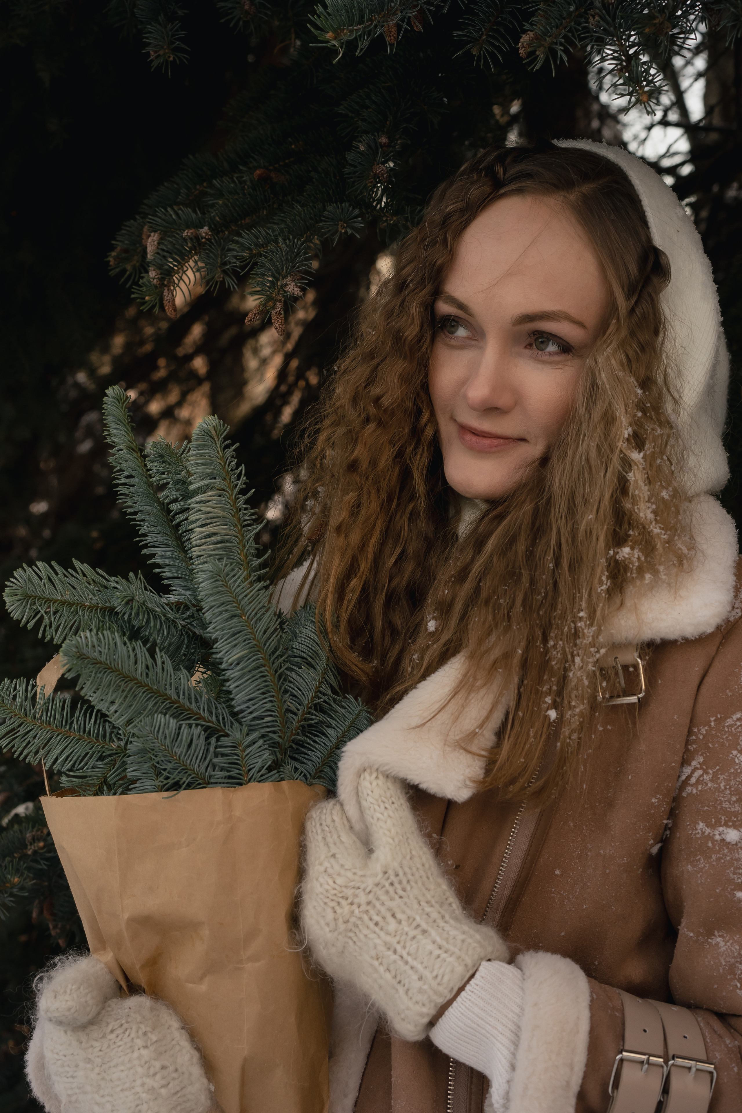 Анна и букет из еловых веток. Рыжкова Елена — контент фотограф Москва Тюмень. Стилизация съемки