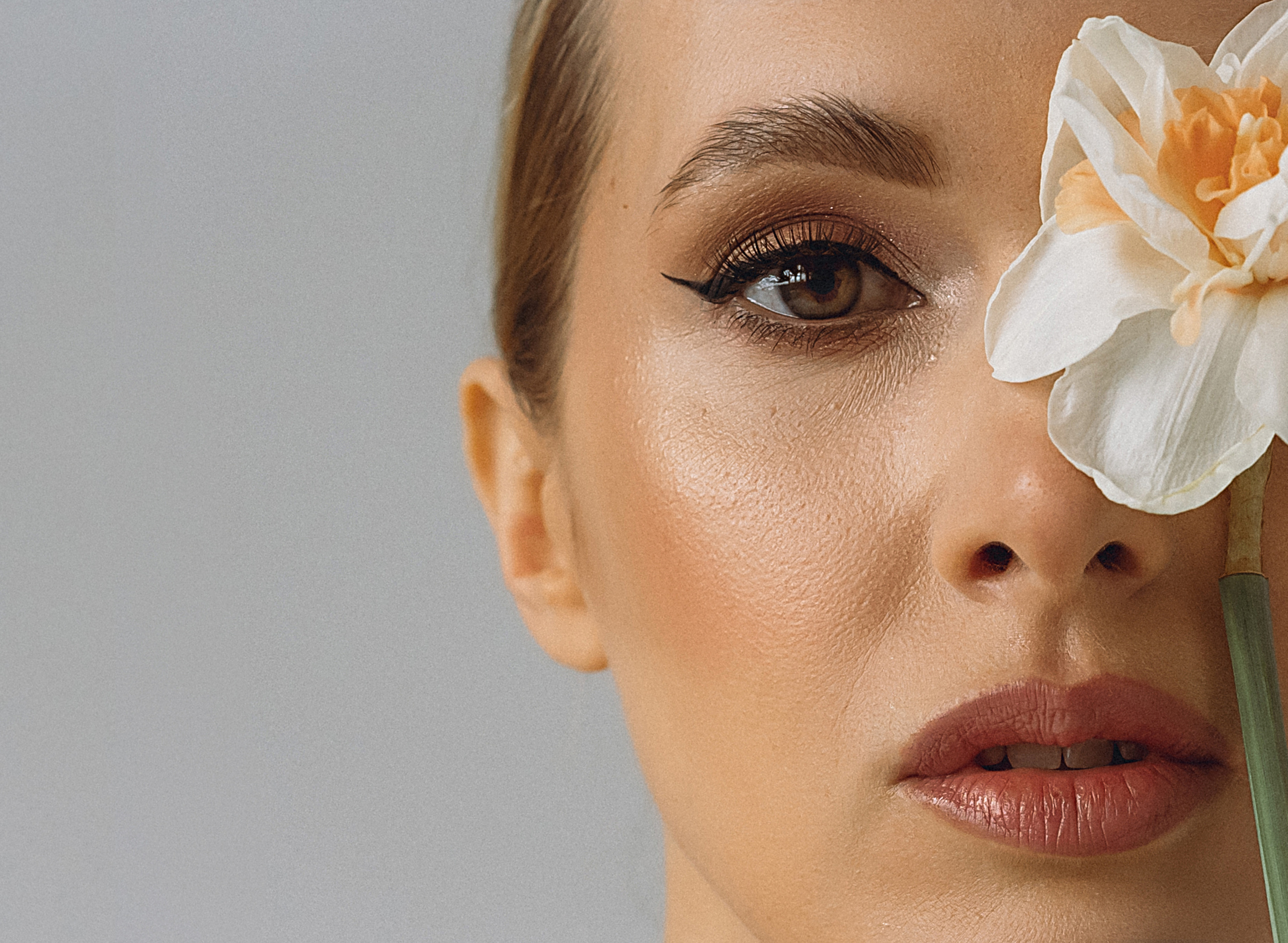 красивый портрет девушки с цветами