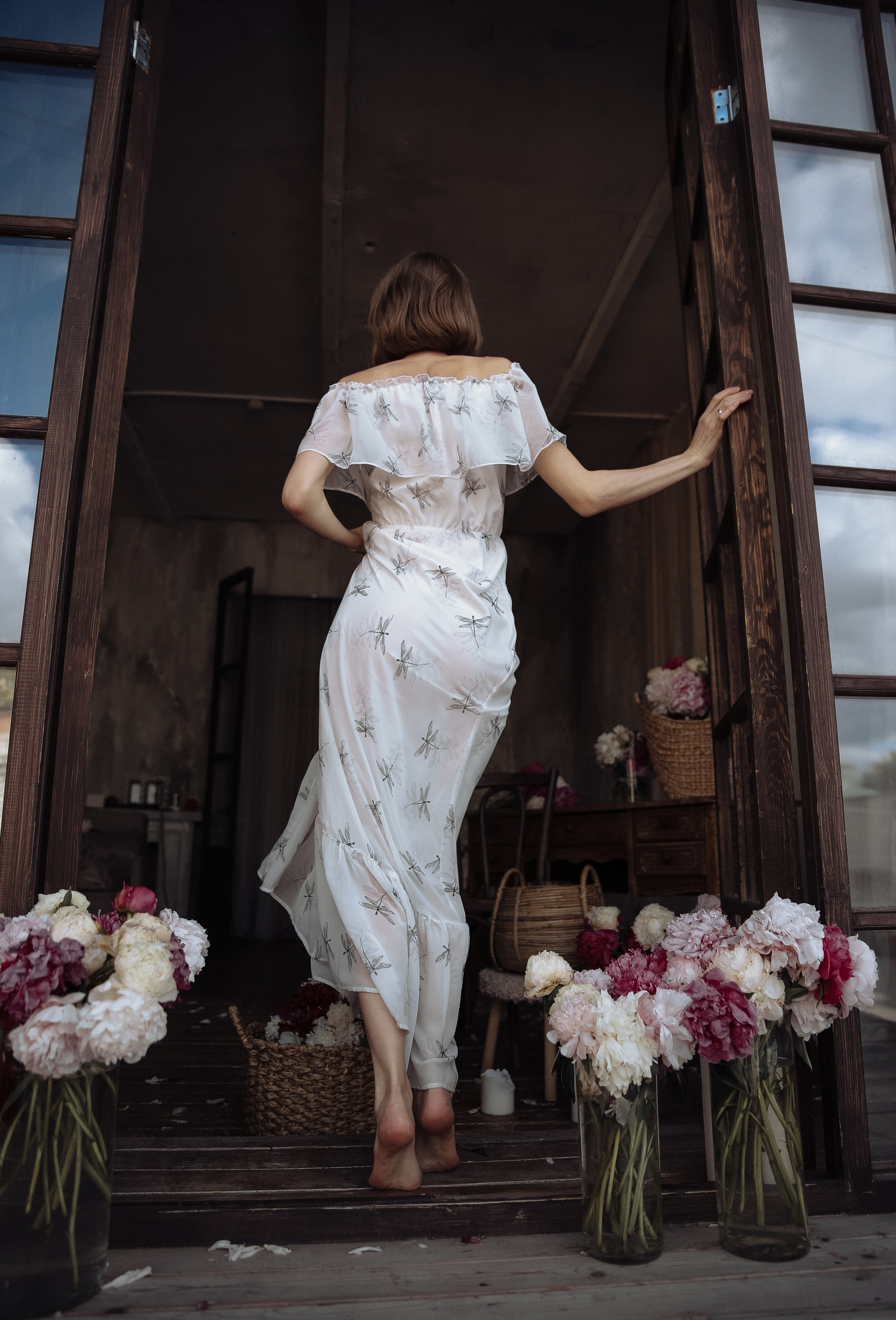 девушка спиной среди цветов